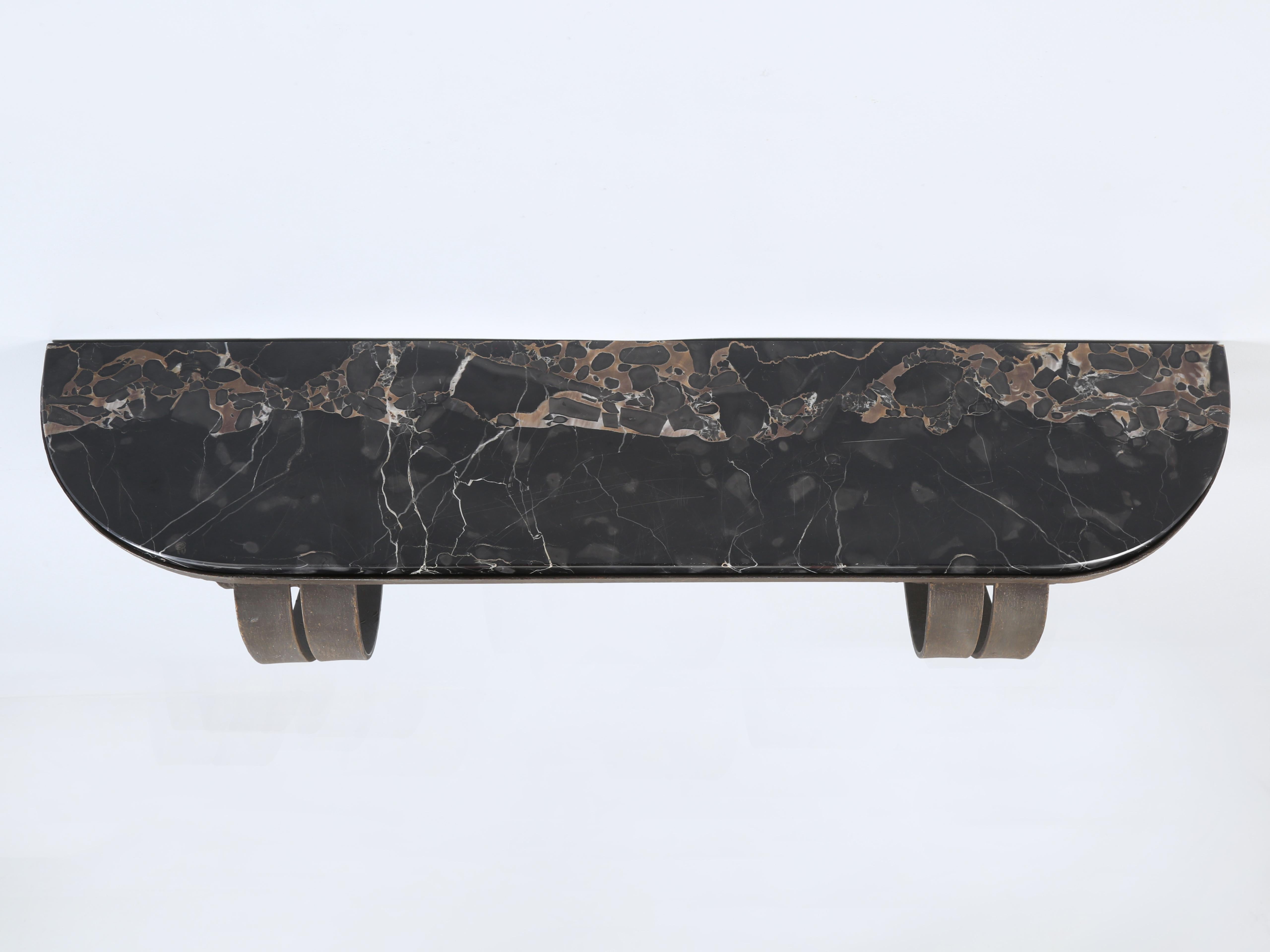 Français Console murale française en fer forgé avec finition en bronze des années 1940 en vente