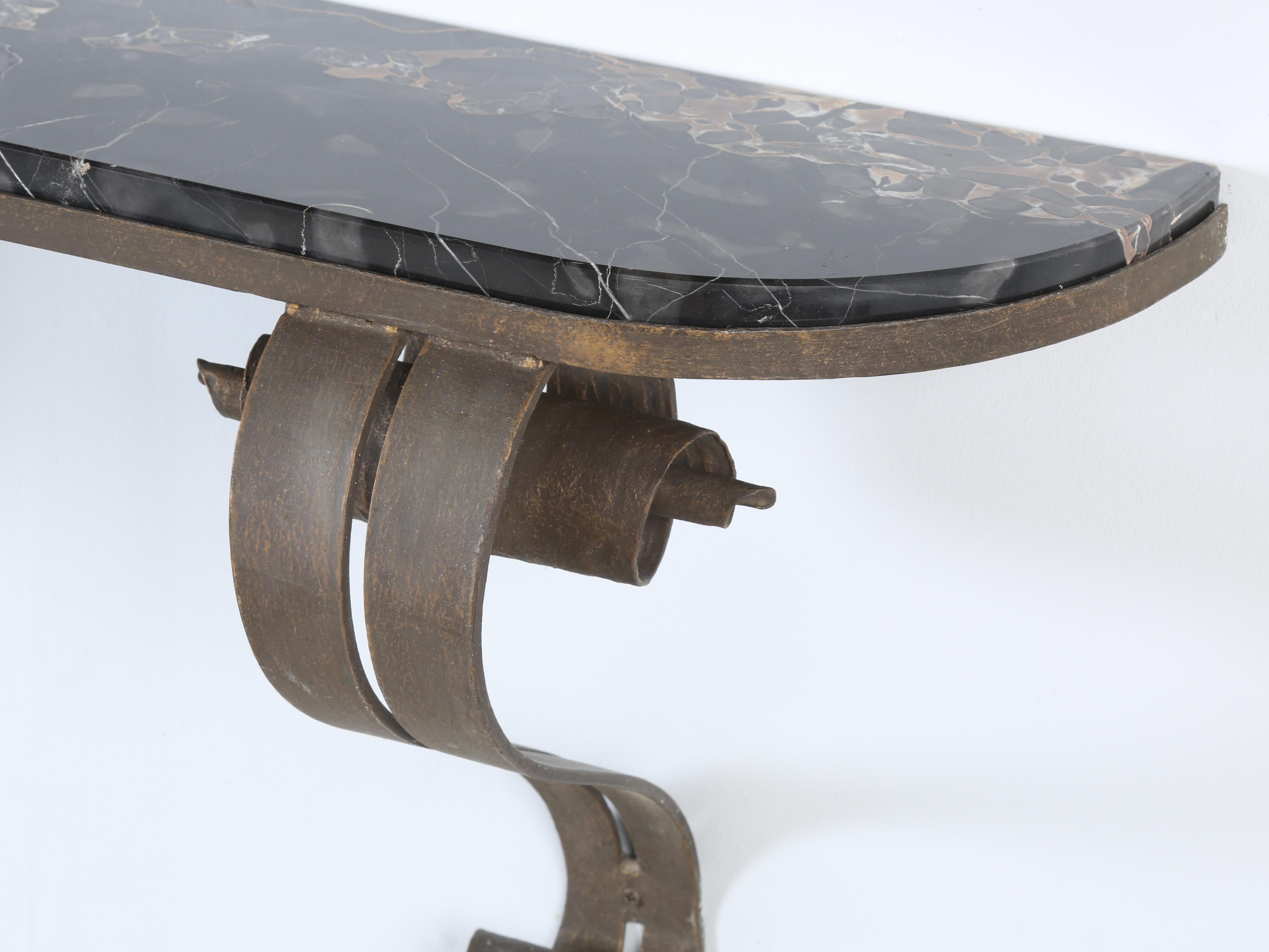 Console murale française en fer forgé avec finition en bronze des années 1940 en vente 1