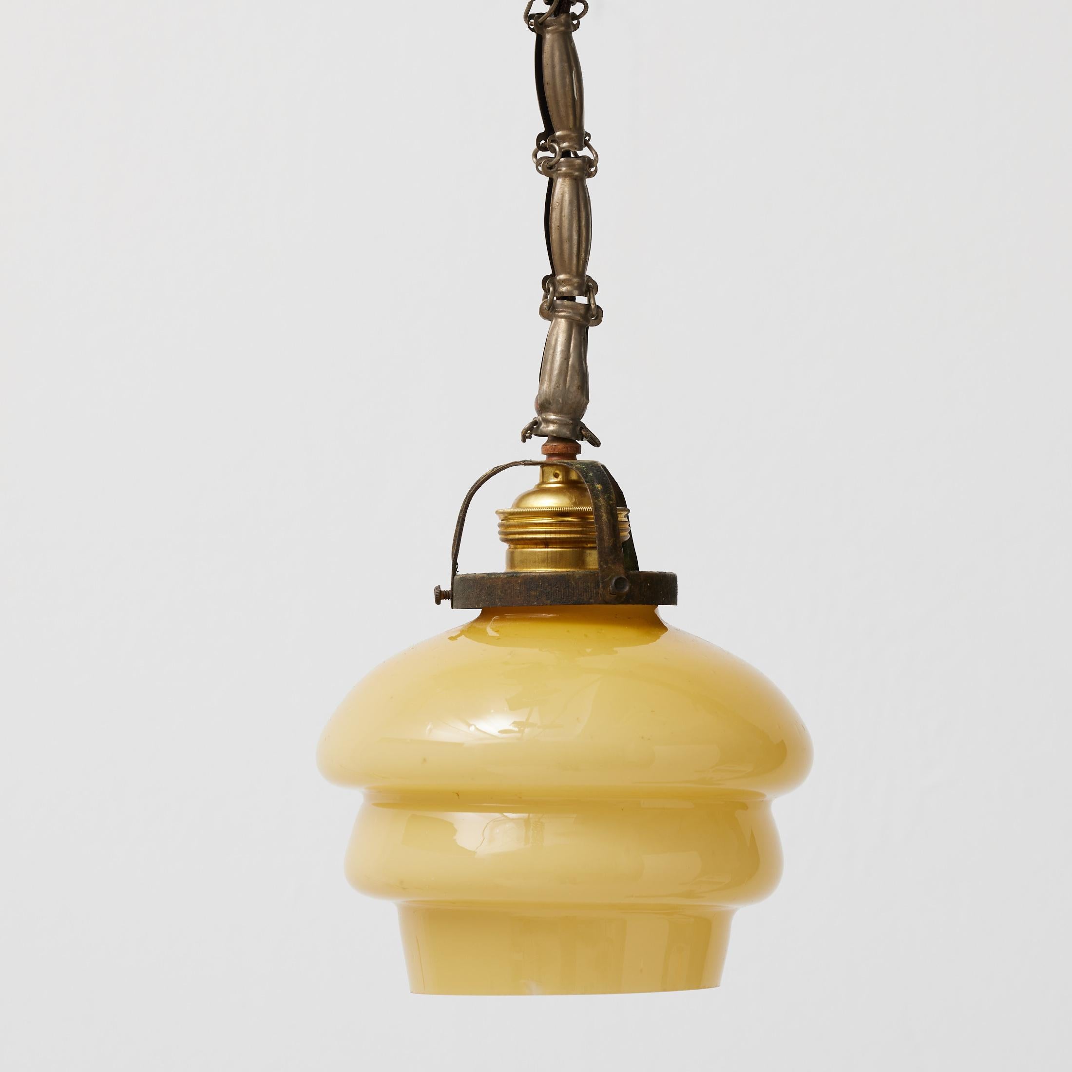 Plafonnier français vintage en verre jaune, circa 1930 en vente 3