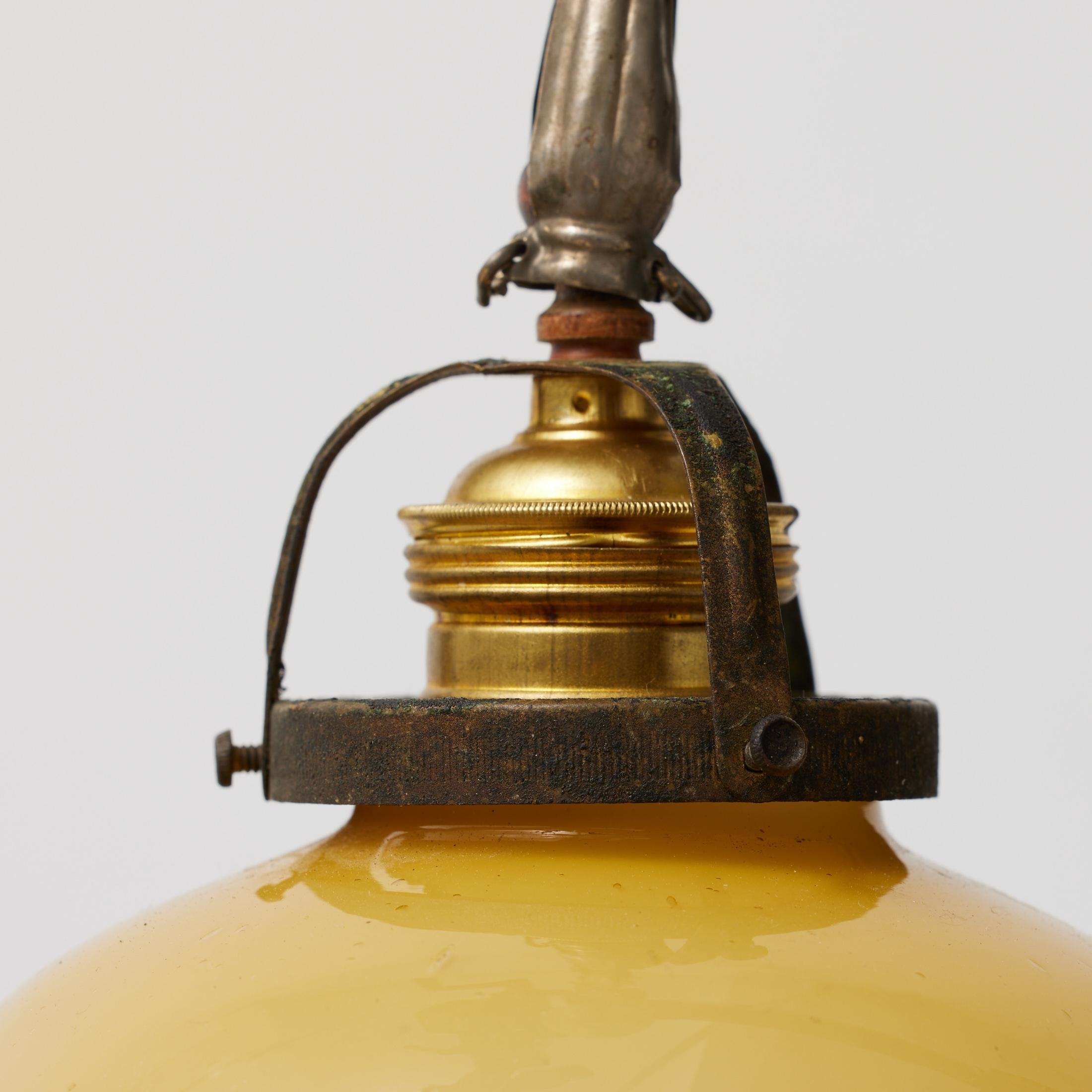 Plafonnier français vintage en verre jaune, circa 1930 en vente 5