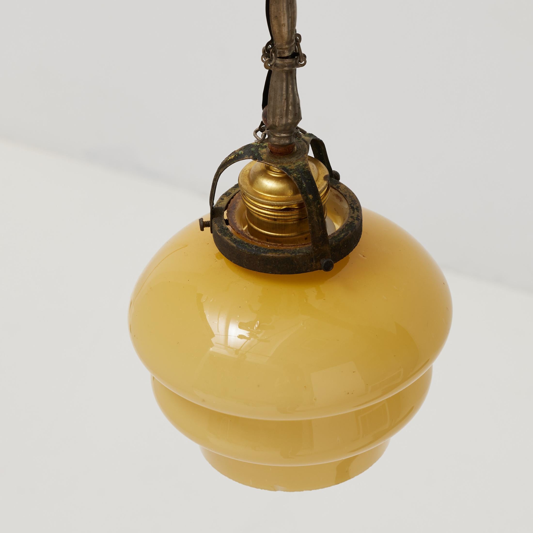 Plafonnier français vintage en verre jaune, circa 1930 en vente 7