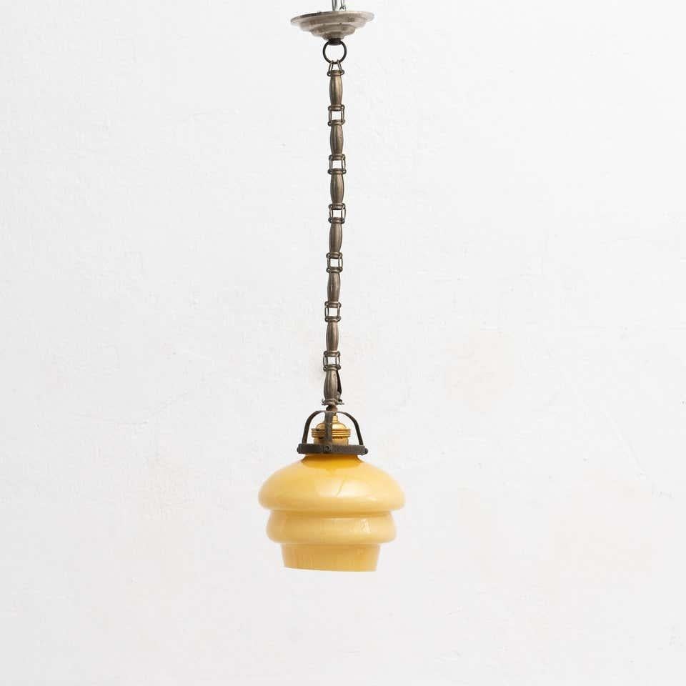 Französische Deckenlampe aus gelbem Glas.

Von einem unbekannten Hersteller aus Frankreich, um 1930.

Originaler Zustand mit geringen alters- und gebrauchsbedingten Abnutzungserscheinungen, der eine schöne Patina