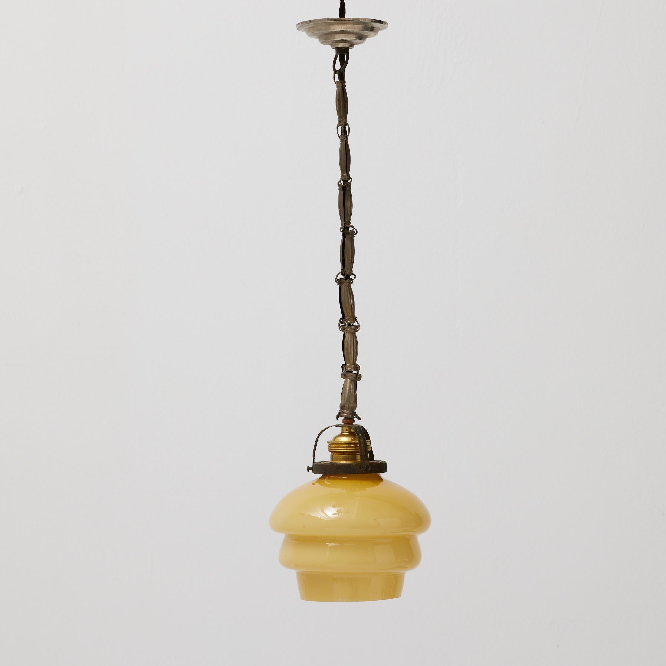 Plafonnier vintage français en verre jaune.

Fabriqué en France par un fabricant inconnu, vers 1930.

En état d'origine, avec une usure mineure conforme à l'âge et à l'utilisation, préservant une belle patine.

Matériaux