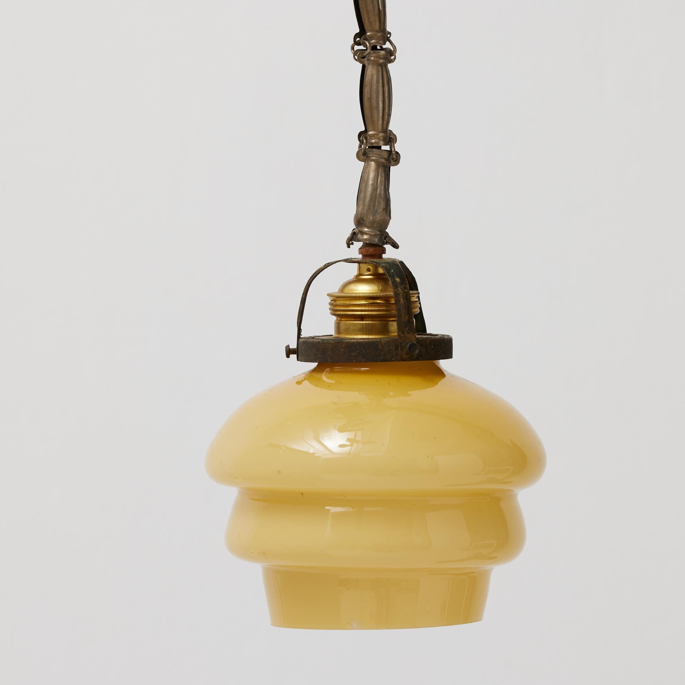 Mid-Century Modern Plafonnier français vintage en verre jaune, circa 1930 en vente