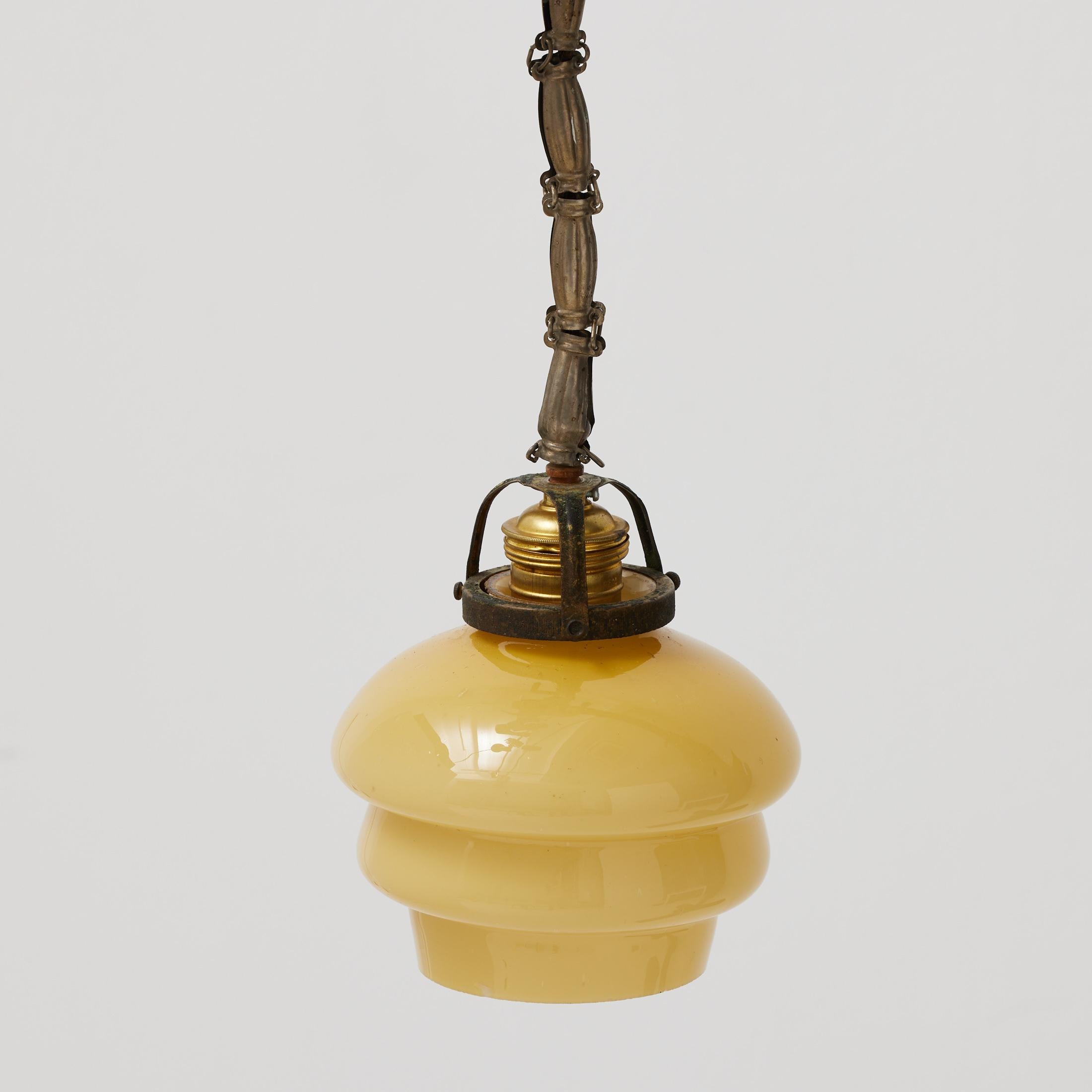 Français Plafonnier français vintage en verre jaune, circa 1930 en vente