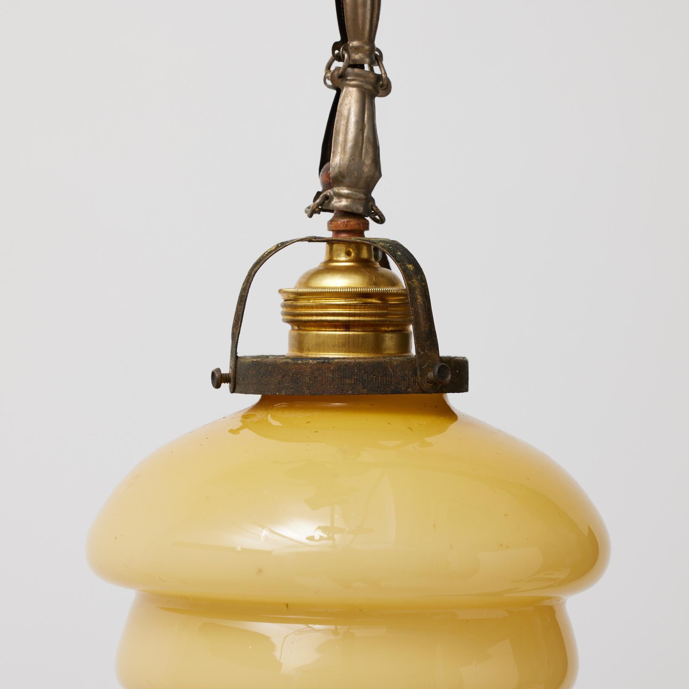Plafonnier français vintage en verre jaune, circa 1930 en vente 1