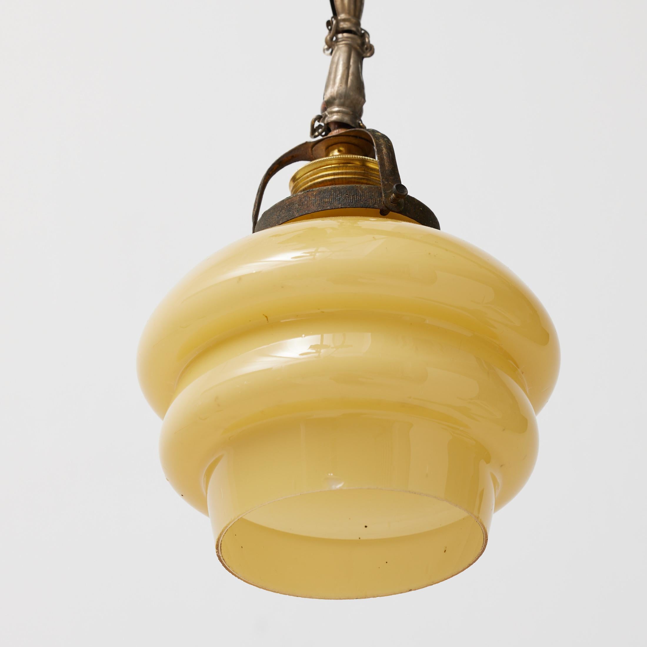 Plafonnier français vintage en verre jaune, circa 1930 en vente 2