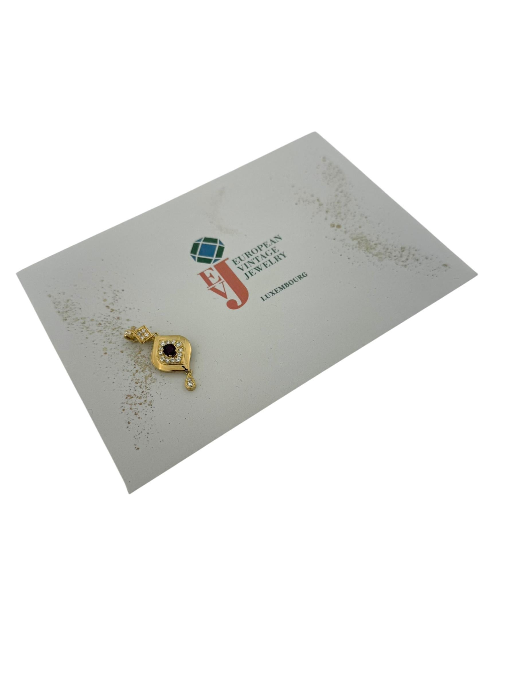 Dieser französische Vintage-Anhänger aus 18-karätigem Gelbgold ist ein zeitloses und elegantes Stück, das eine harmonische Kombination aus Diamanten und einem leuchtenden Rubin in einem klassischen Design präsentiert.  

Das Herzstück des Anhängers