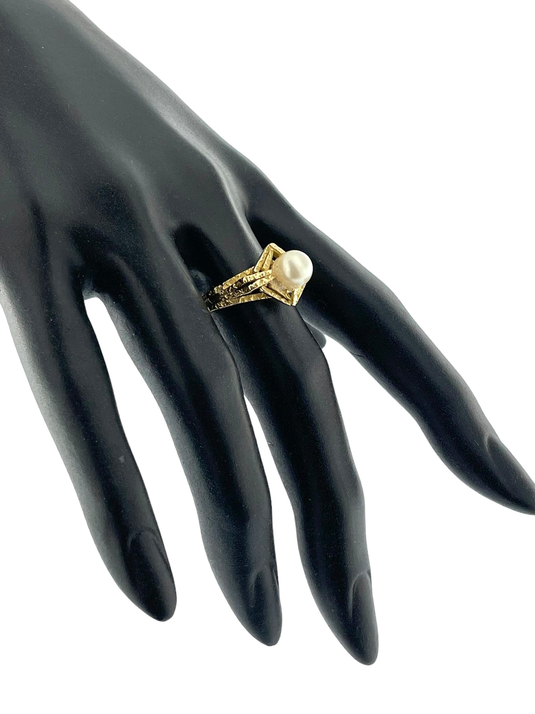 Anillo francés vintage de oro amarillo con perla blanca Artesano en venta