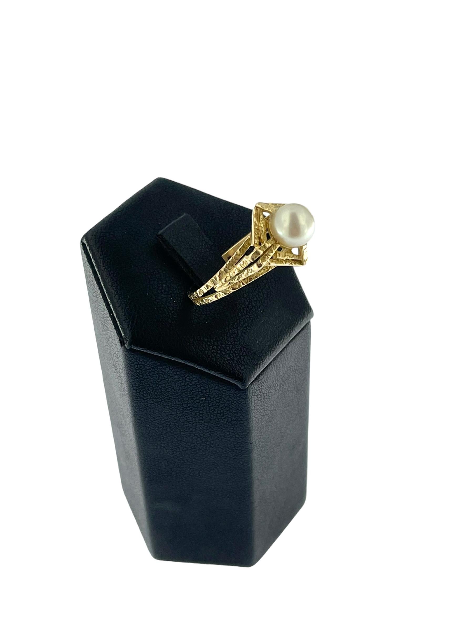 Anillo francés vintage de oro amarillo con perla blanca Corte redondo en venta