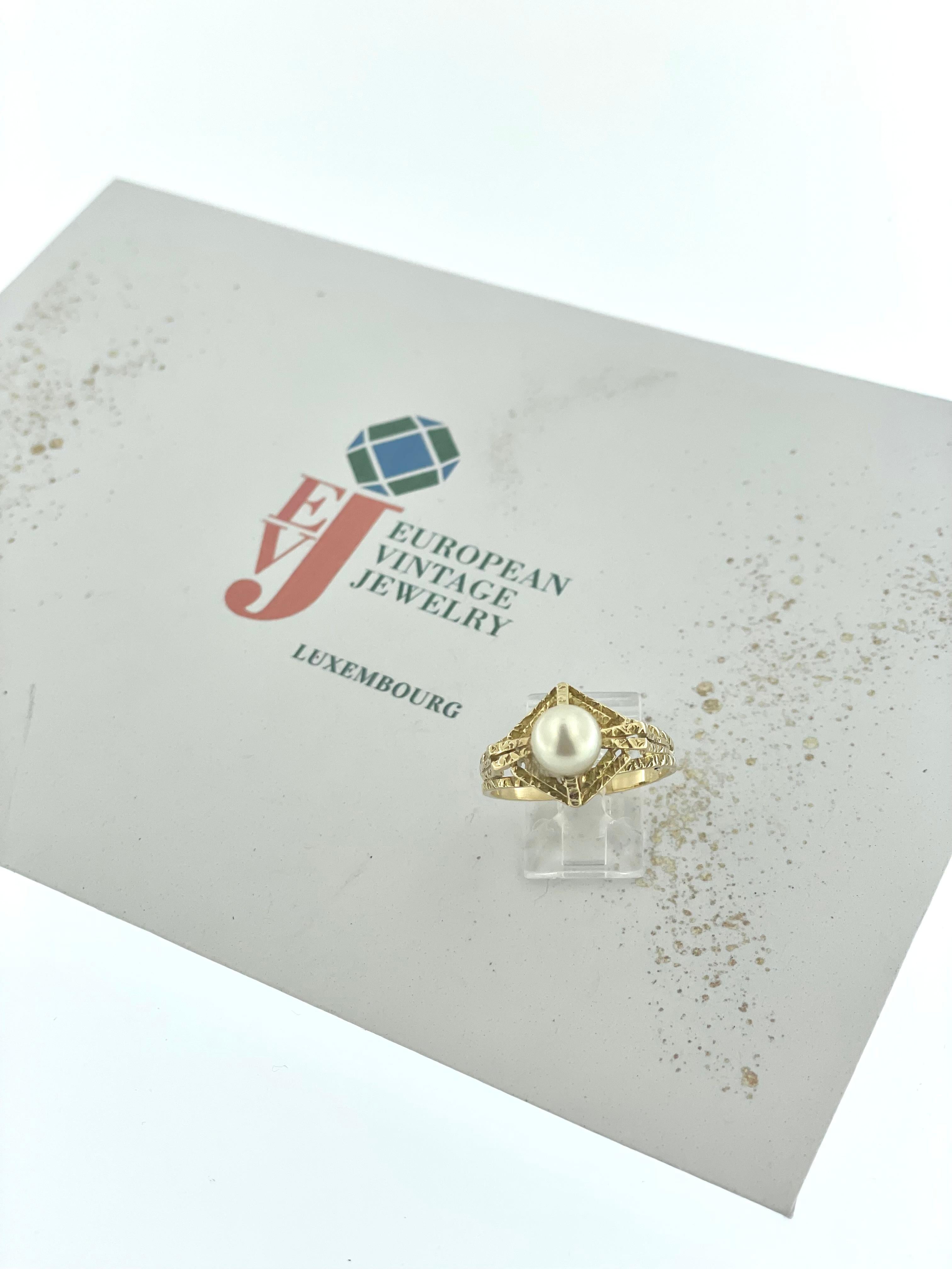 Anillo francés vintage de oro amarillo con perla blanca en venta 2