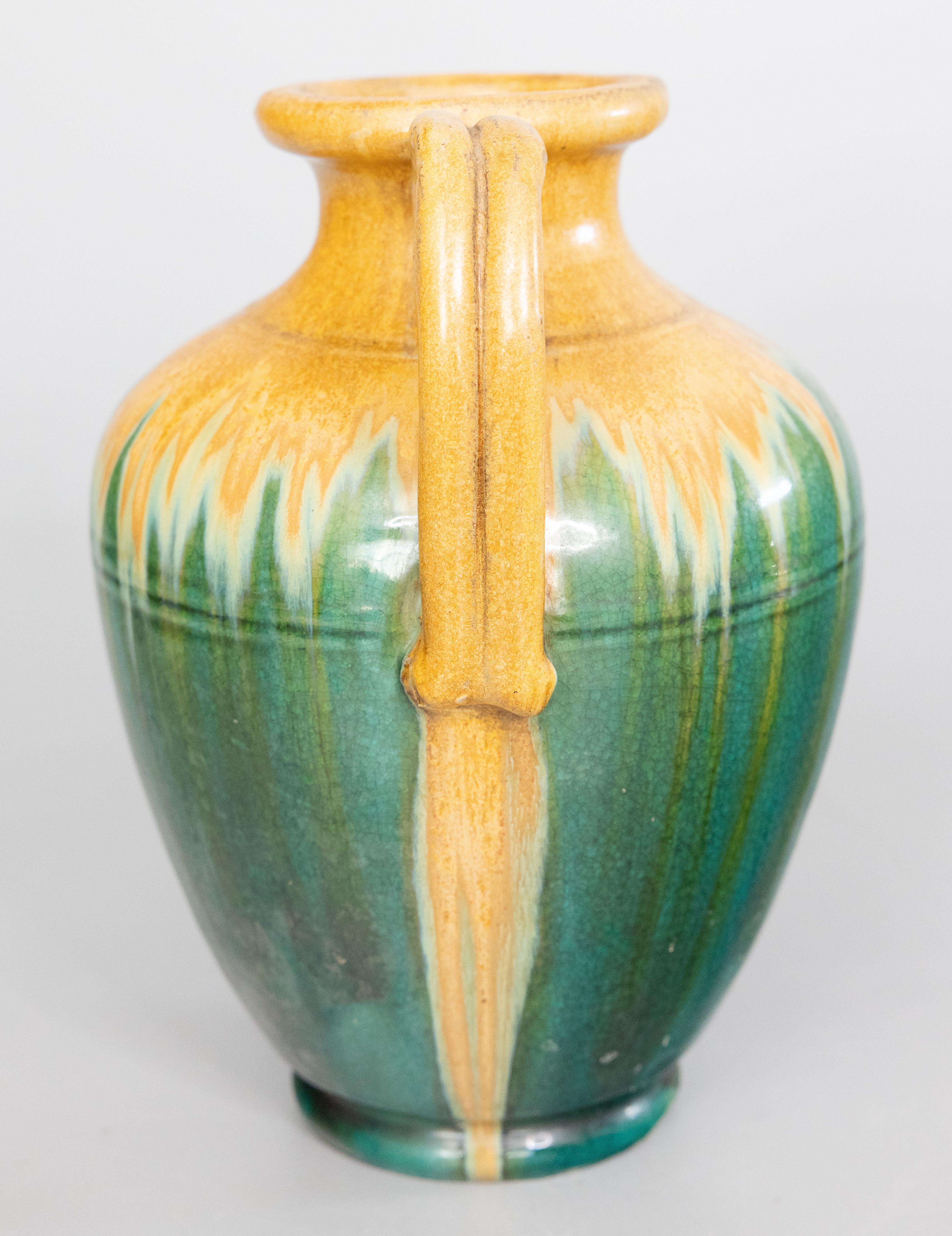 Un'incantevole brocca o caraffa gargoulette in terracotta francese d'epoca, circa 1940. Questa splendida brocca ha una forma elegante, un favoloso smalto giallo e verde e un affascinante dettaglio a forma di testa di leone. È perfetto con un bouquet