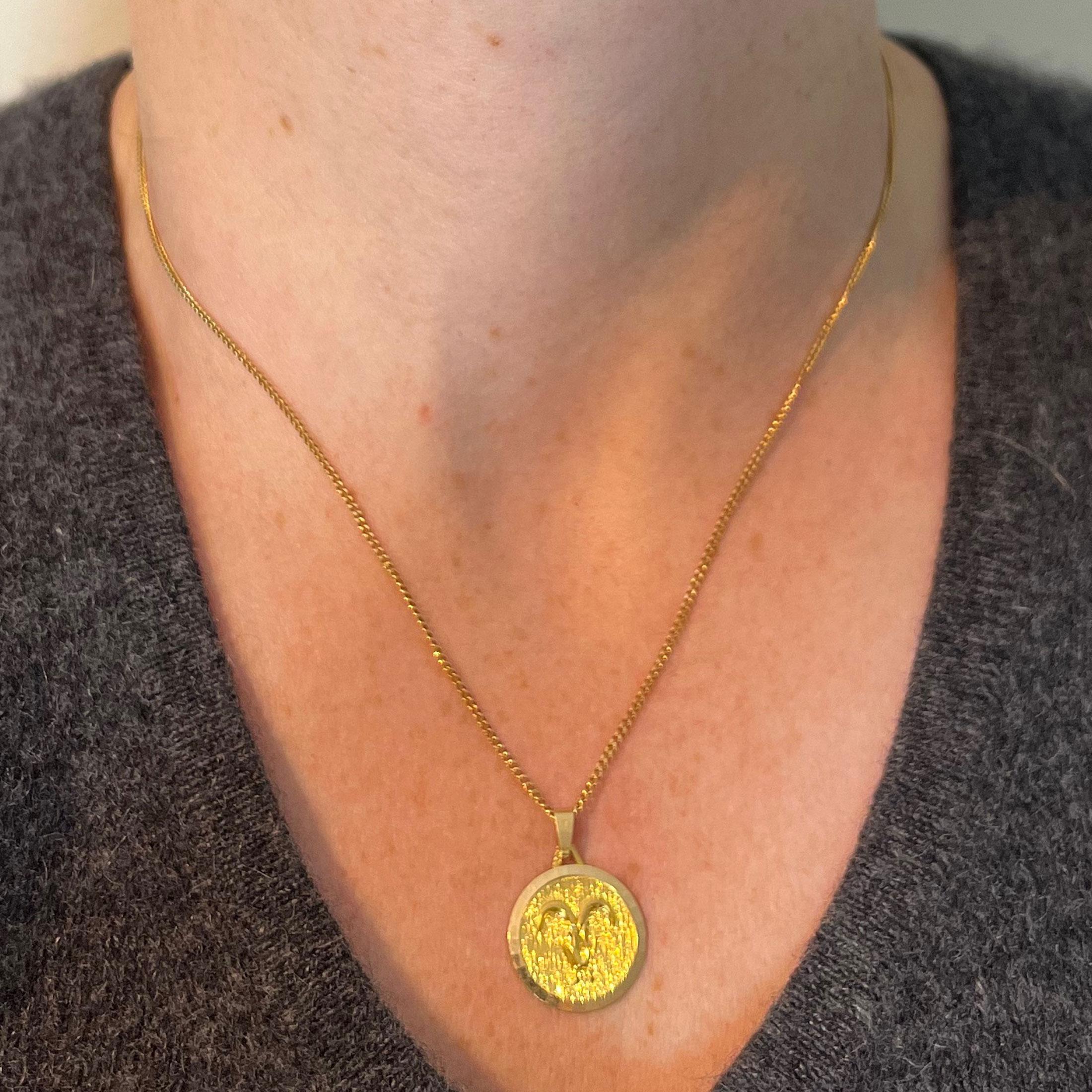 da uomo o donna Ciondolo Charm d'epoca in oro giallo 18 carati con Zodiac Ares francese in vendita