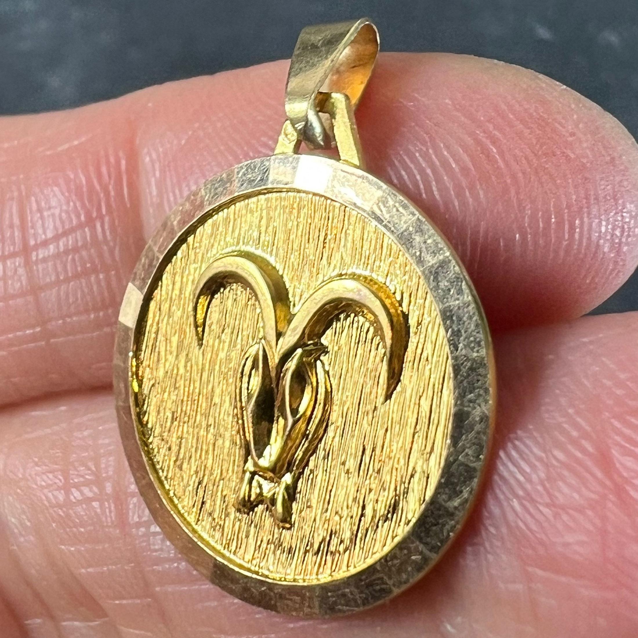 Ciondolo Charm d'epoca in oro giallo 18 carati con Zodiac Ares francese in vendita 2