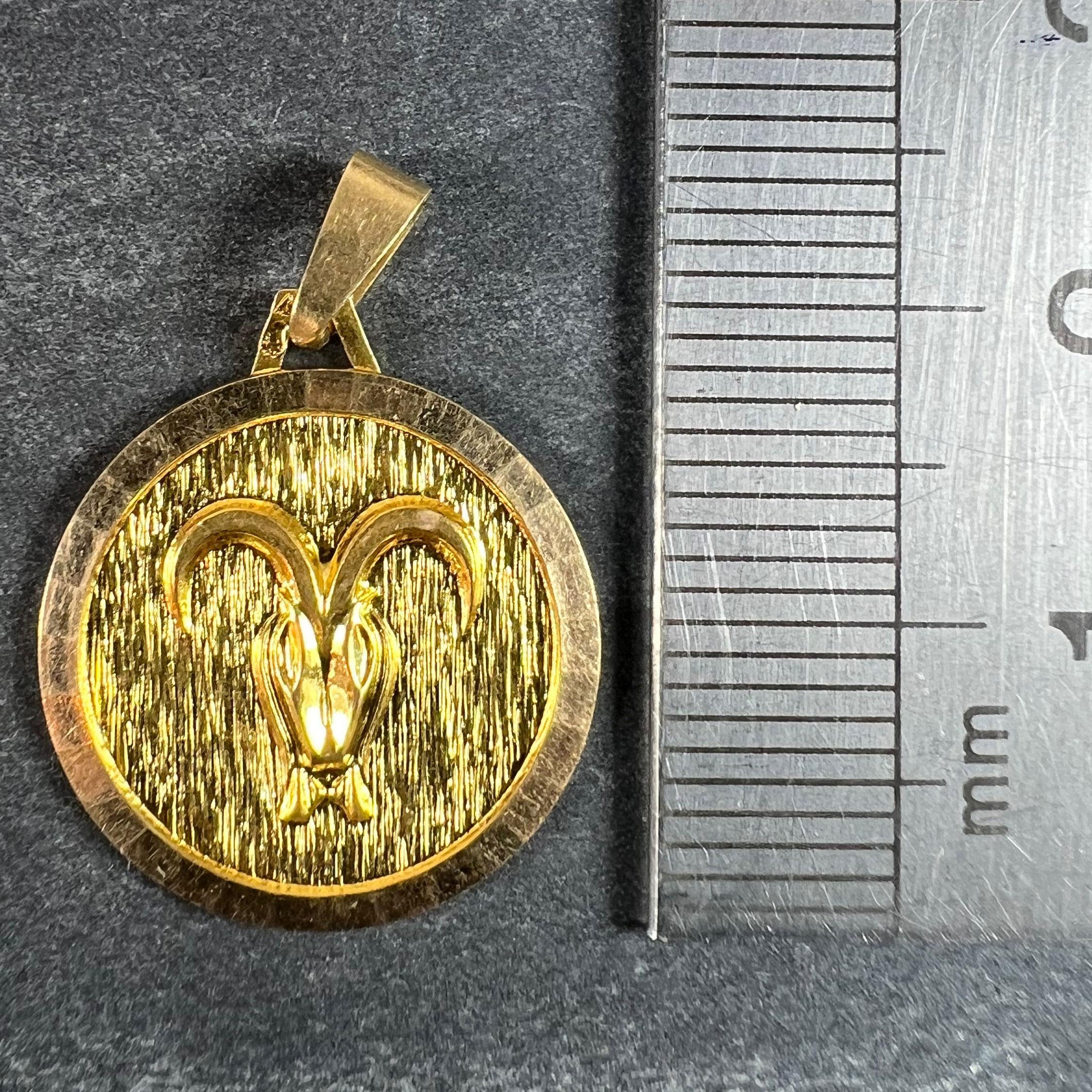 Ciondolo Charm d'epoca in oro giallo 18 carati con Zodiac Ares francese in vendita 5