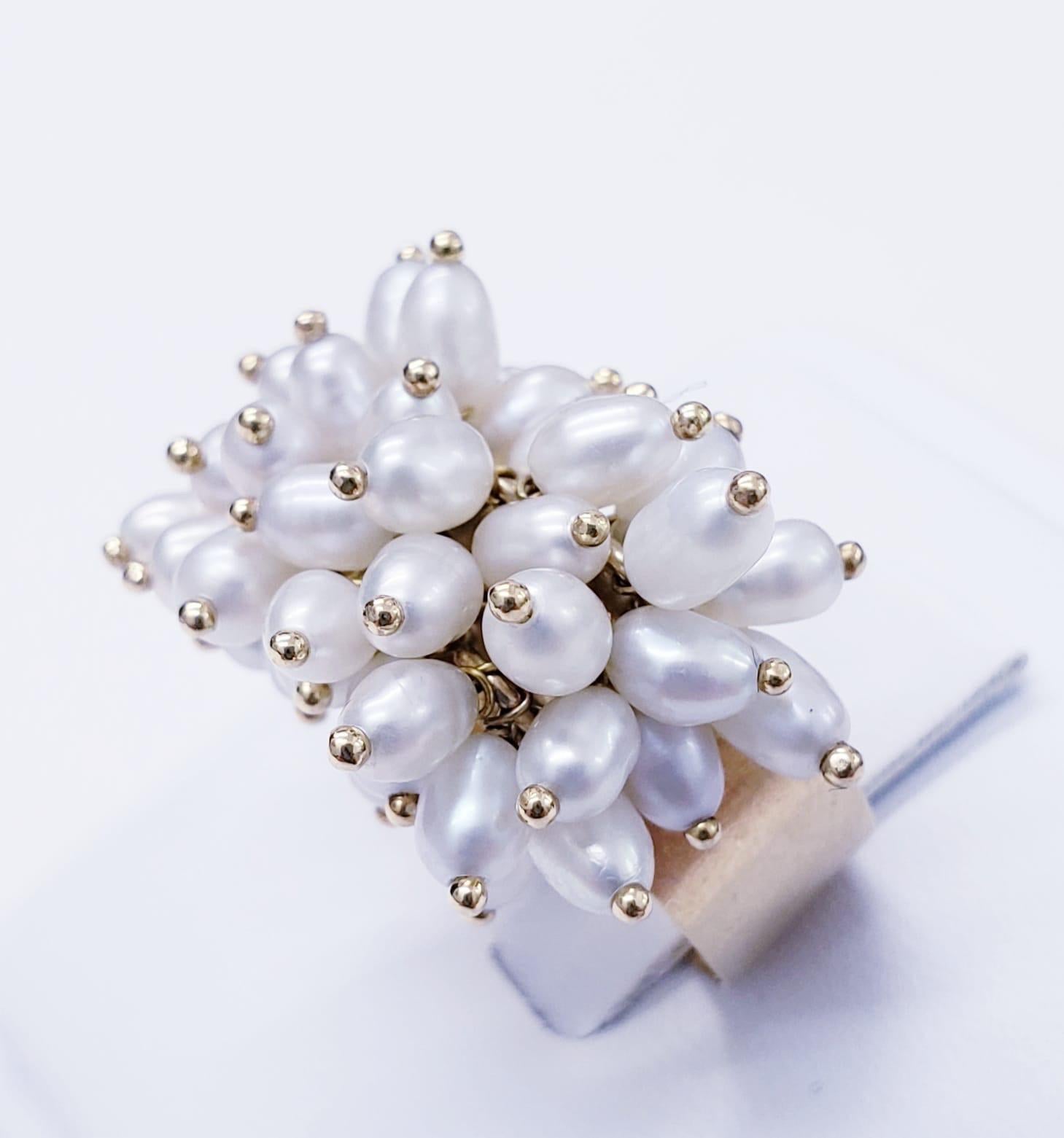 Vintage Fresh Water Pearls 18k Gold Cluster Ring. The ring weights 7.1 grams. The ring size is 7. The fresh water pearls give this ring an amazing look. The ring measures 25mm X 9.2mm.