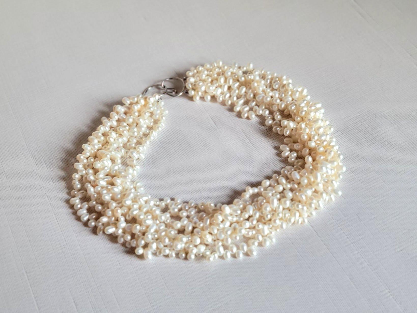 Un collier de perles à 8 brins en perle d'eau douce naturelle vintage. C'est un collier très exceptionnel.
La longueur du collier est de 44 cm.
La taille des perles d'eau douce est d'environ 6,5 mm. Les perles sont des perles de millet façonnées. La