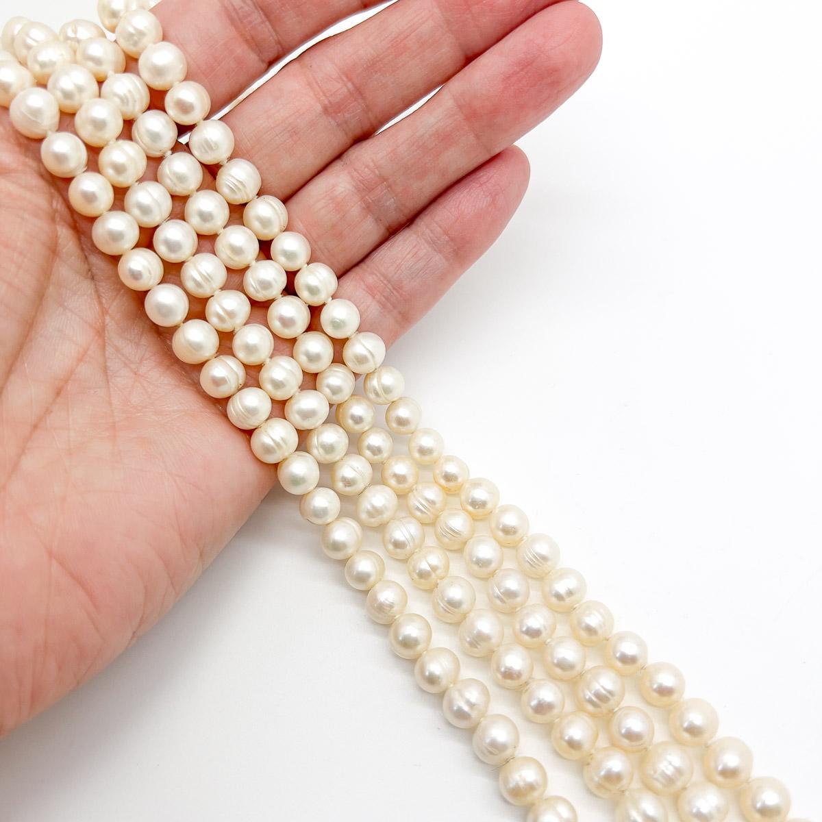 Un fabuleux long collier de perles d'eau douce vintage. L'élément de base du style parfait.
Une beauté non signée. Un trésor rare. Ce n'est pas parce qu'un bijou ne porte pas le nom d'un designer qu'il n'est pas convoité. Les beautés non signées de