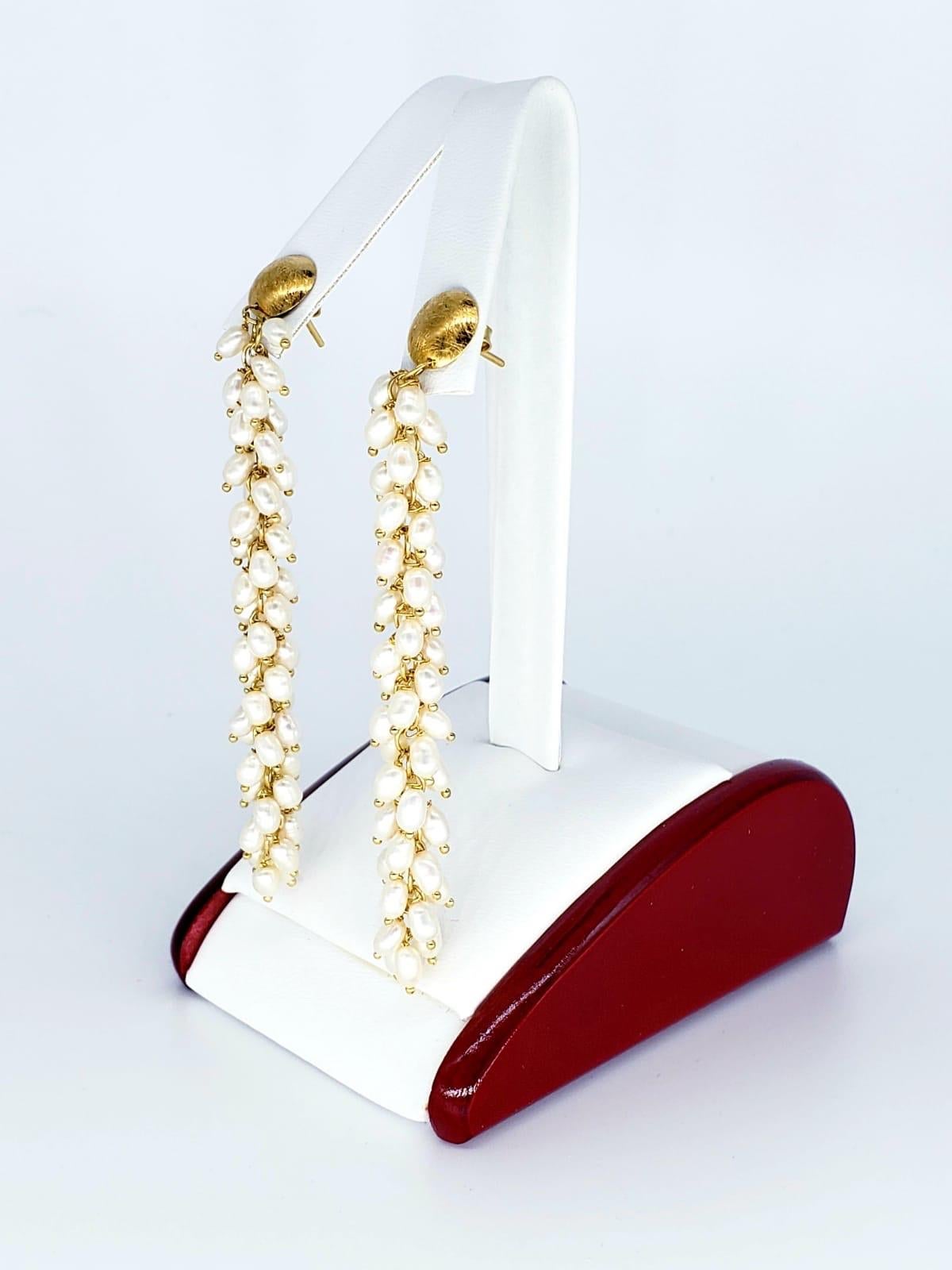 Boucles d'oreilles pendantes en perles d'eau douce et or 18k. Les boucles d'oreilles mesurent 3
