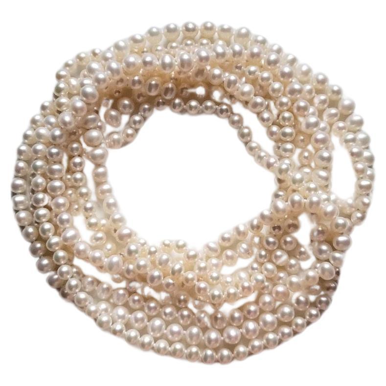 Collier vintage de perles blanches d'eau douce longueur 102" en vente