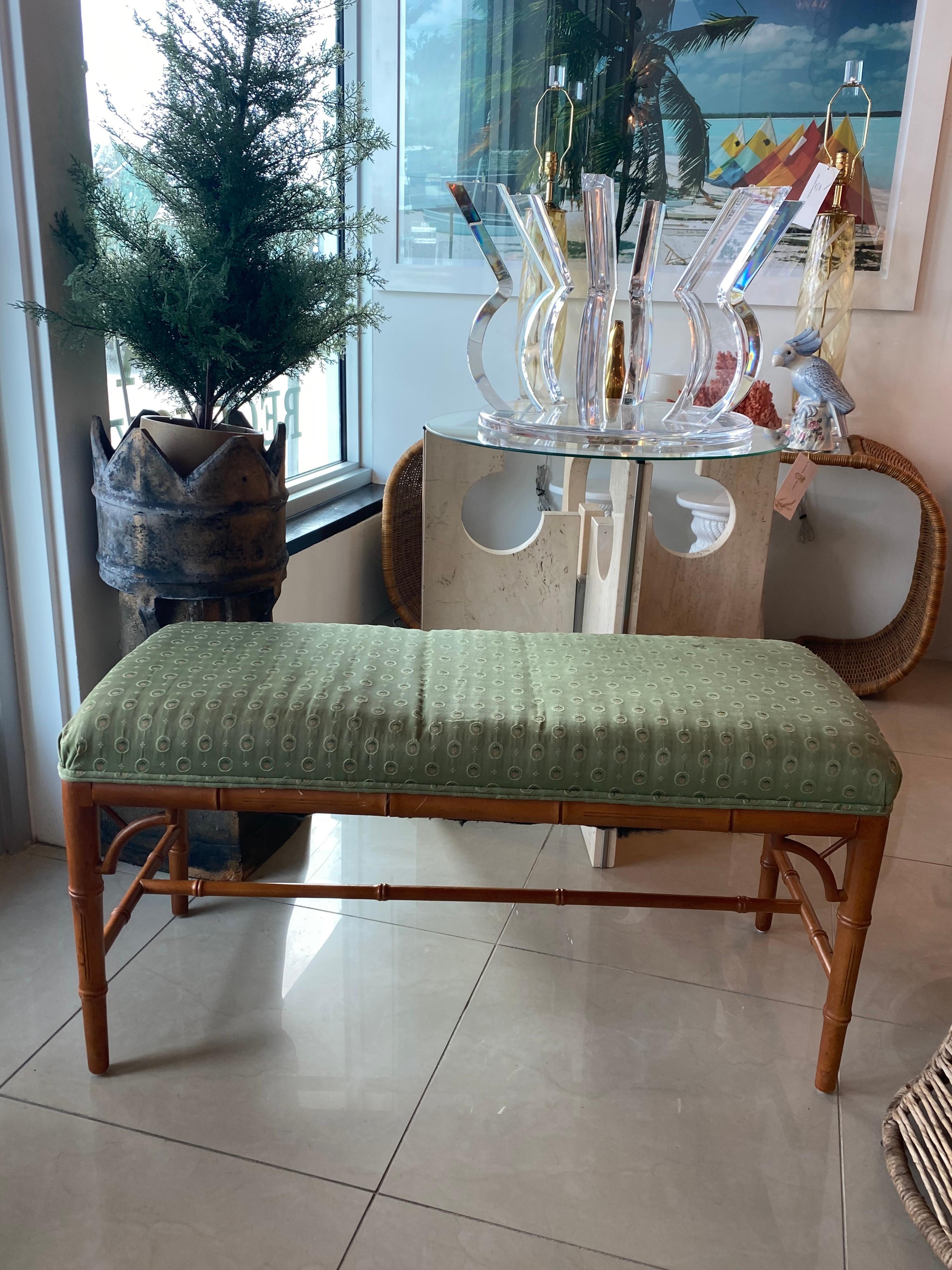 Hollywood Regency Banc d'extrémité de lit vintage en faux bambou fretté Chippendale chinois en vente