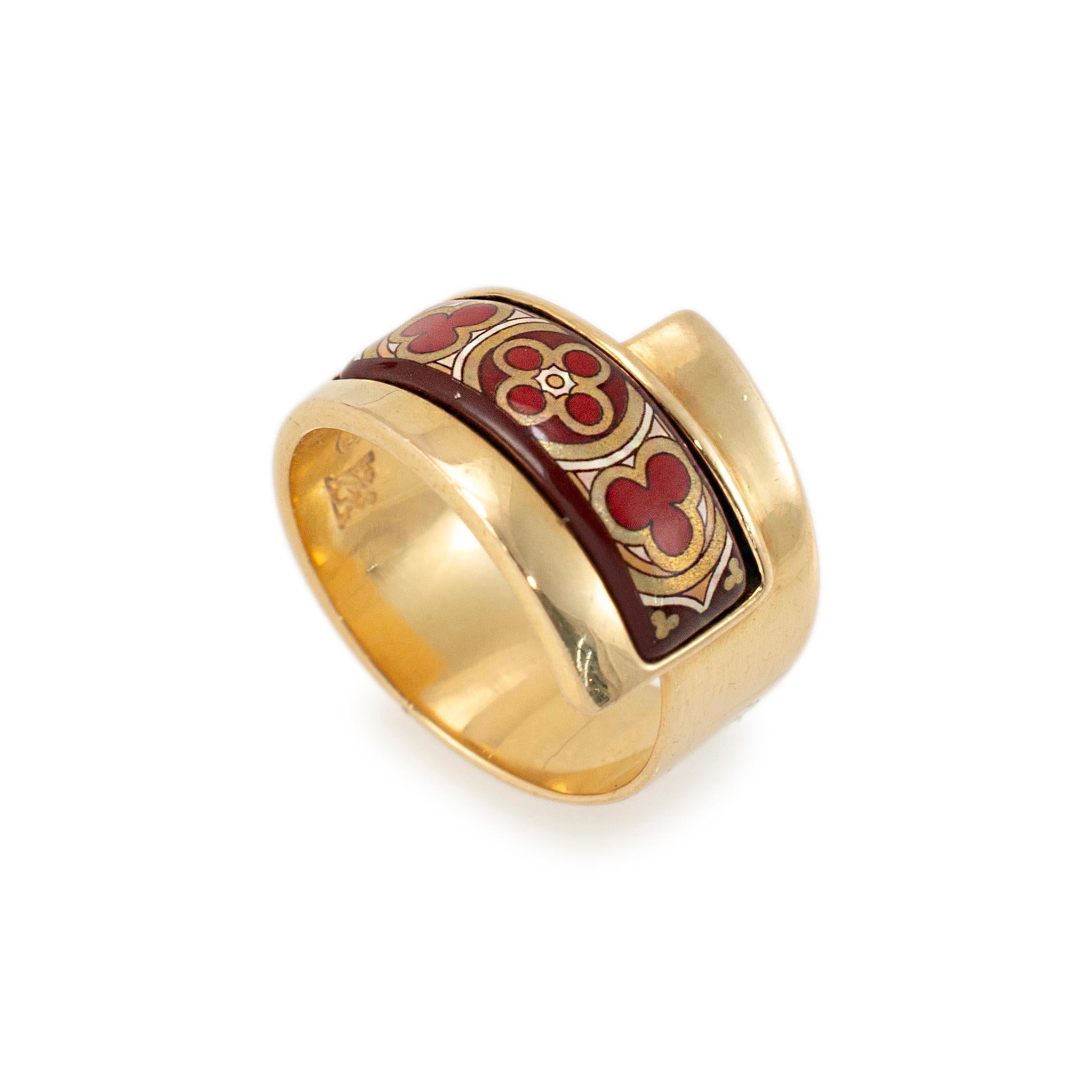 Marque : Frey Wille

Type de métal : Or jaune 18K

Taille de l'anneau : 8.5

Largeur : 14,30 mm se rétrécissant à 7,80 mm

Poids : 9,53 grammes

Bracelet en or jaune 18 carats avec une tige douce et carrée. Le métal a été testé et il a été déterminé