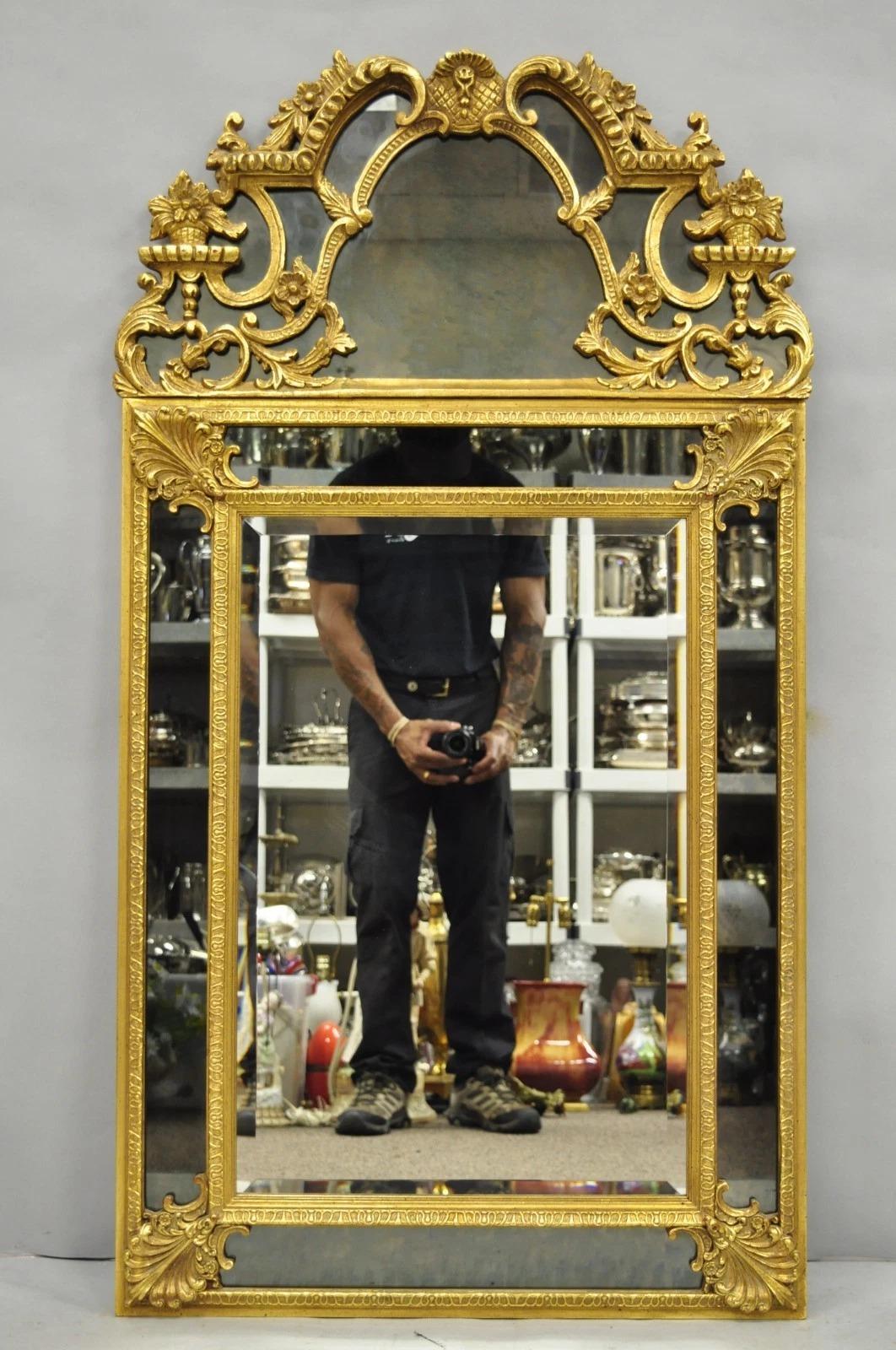 Envíanos un mensaje con tu código postal para solicitar un presupuesto de envío nacional más razonable.

Espejo vintage Friedman Bros French Louis XV estilo Rococo de cristal ahumado dorado. El artículo presenta un espejo central de cristal biselado