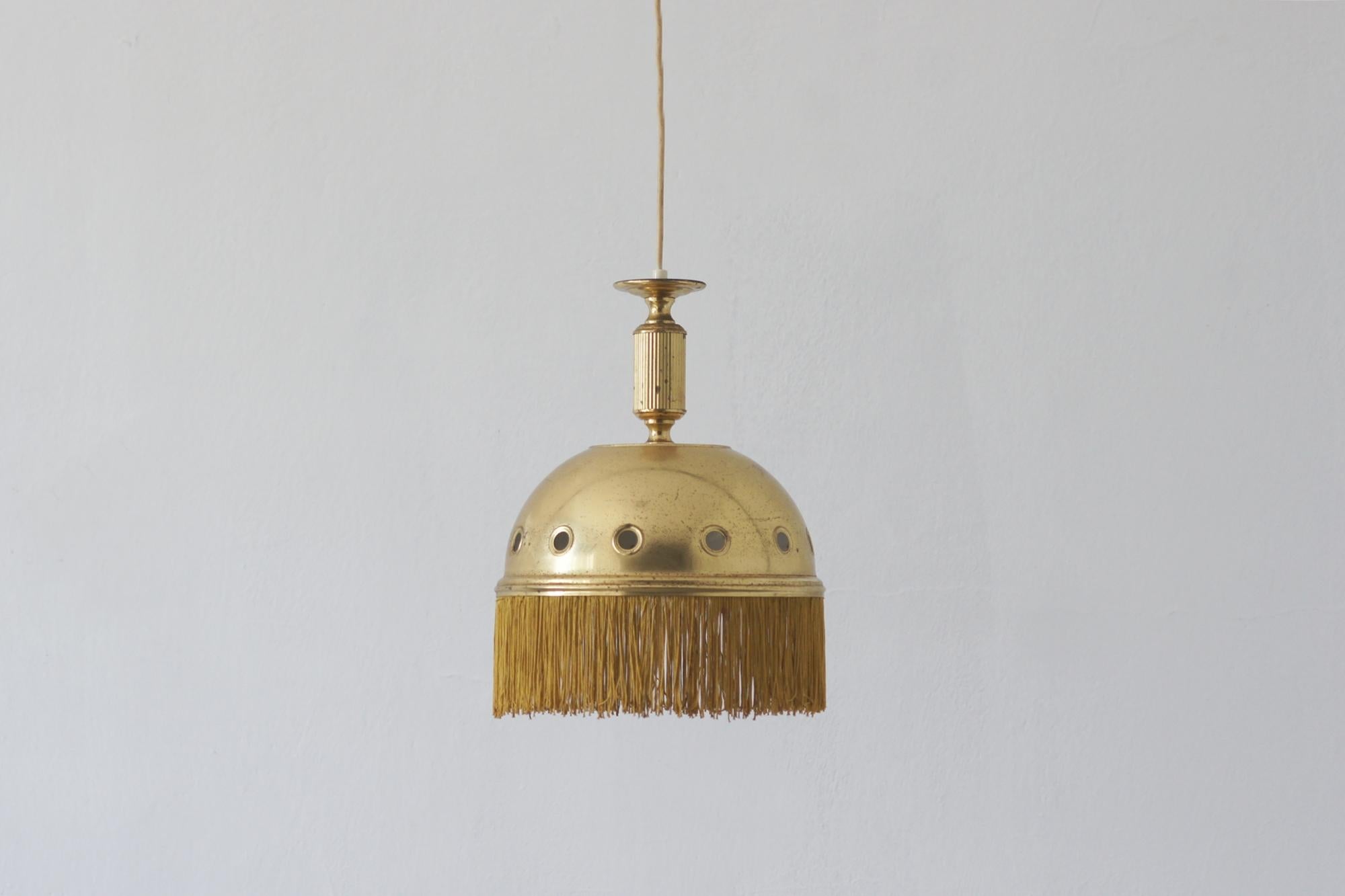 A stylish pendant lamp made of metal in a finish reminiscent of brushed brass.
Its biggest feature is the decorative tassels, which give it a light and decorative touch. The tassels are made of fine threads, freely falling around the lampshade.

The