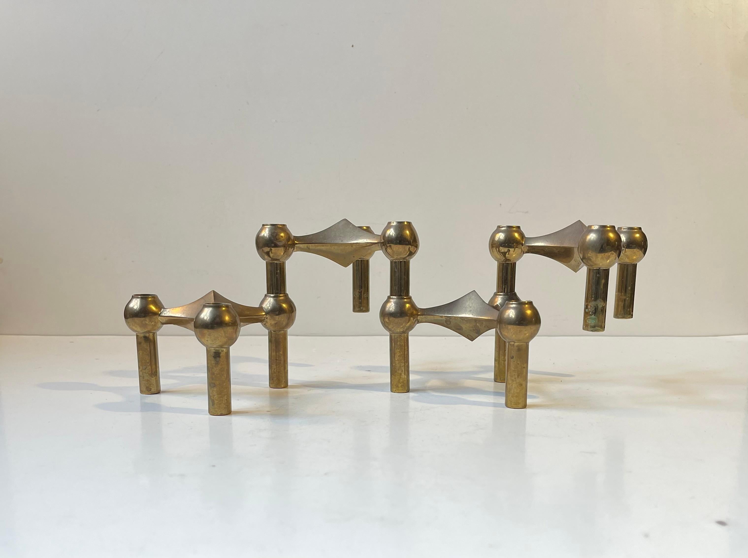 Set di 4 iconici portacandele modulari di Frits Nagel & Stoffi. Progettato nei primi anni '60 e prodotto da BMF in Germania. Sono realizzati in ottone massiccio. Design molecolare e atomico.

Misure: 10x10x6,5 cm. 

Il prezzo si riferisce al set di