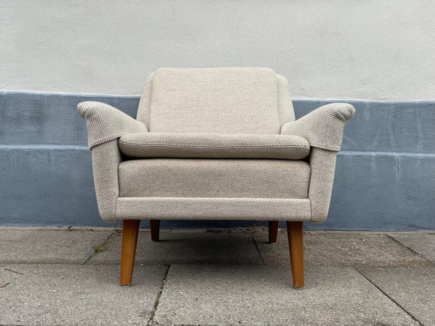 Der Sessel wurde 1959 vom schwedischen Architekten Folke Ohlsson entworfen und in den 1960er Jahren von Fritz Hansen in Dänemark hergestellt. Diese spezielle Version ist mit einer weiß-sandfarbenen Wollpolsterung von Kvadrat und massiven Beinen aus