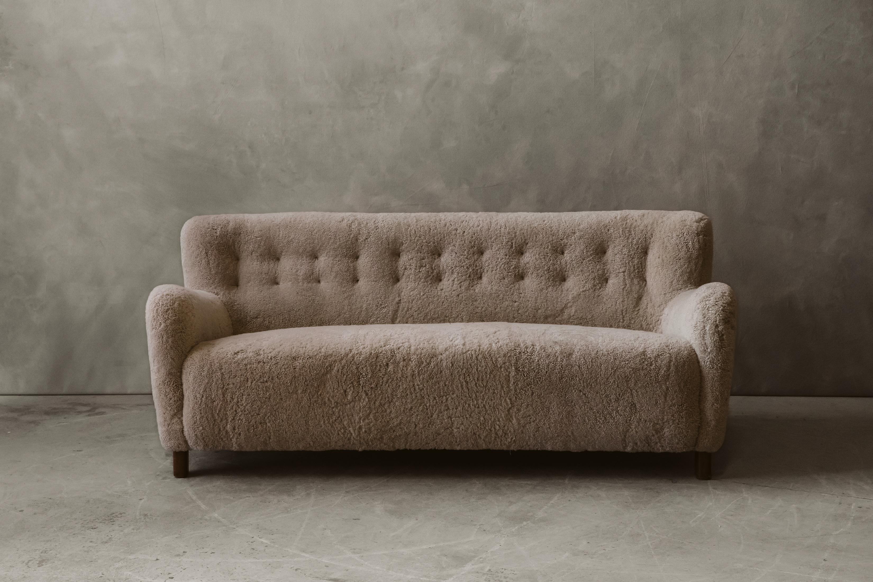 VIntage Fritz Hansen Șofa, Model 1669, Circa 1950.  Superb and rare model upholstered in very soft off white shearling.  

We don't have the time to write an extensive description on each of our pieces. We prefer to speak directly with our clients. 