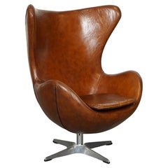 VINTAGE FRITZ HANSEN STYLE HAND DYED BROWN LEATHER EGG LOUNGE CHAiR