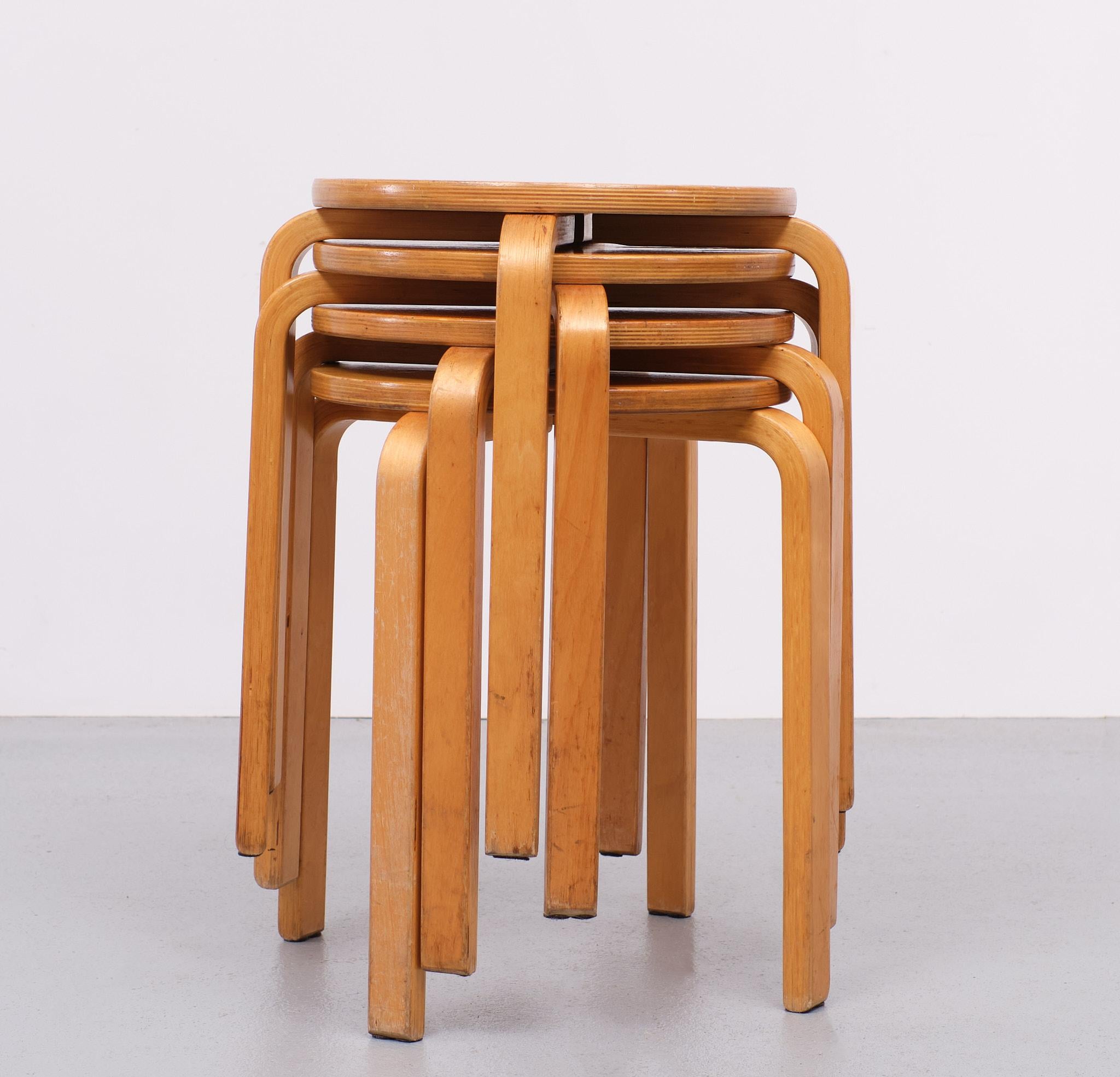 Très bel ensemble de tabourets en bois Frosta Bend. 4 pièces originales dessinées par Alvar Aalto fabriquées par Ikea. Il faut aimer cette couleur d'affûtage parfaite. Possibilité d'empiler. 
Si élégants lorsqu'ils sont empilés dans un coin de la