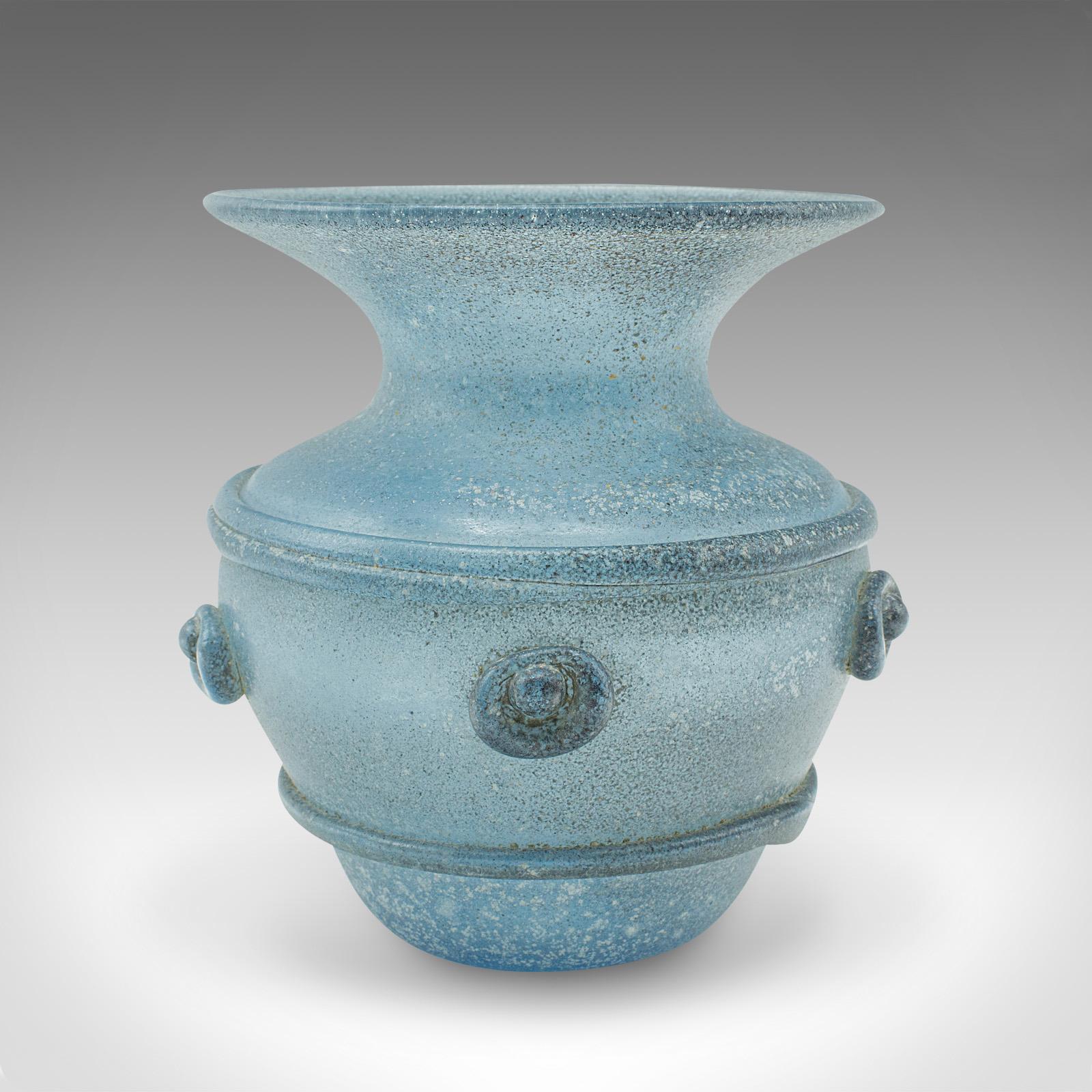 Il s'agit d'un vase d'exposition givré vintage. Pot de fleurs italien en verre, datant de la fin du 20e siècle, vers 1970.

Vase inhabituel et distinctif avec une finition attrayante
Présente une patine d'usage désirable et est en bon état.
Forme