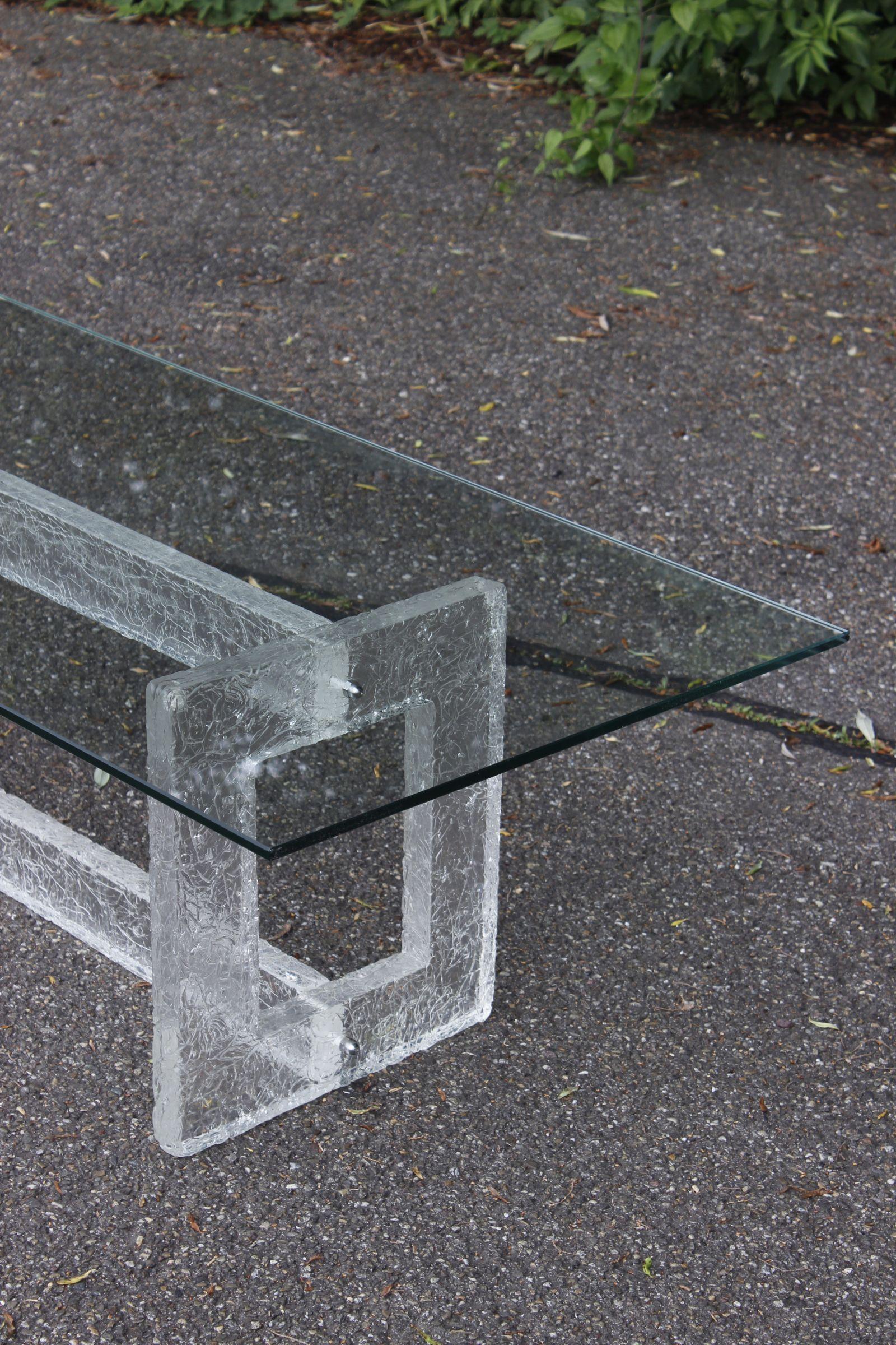 Vintage frosted texture acrylic base coffee table, 1970s In Good Condition For Sale In STRASBOURG, FR
