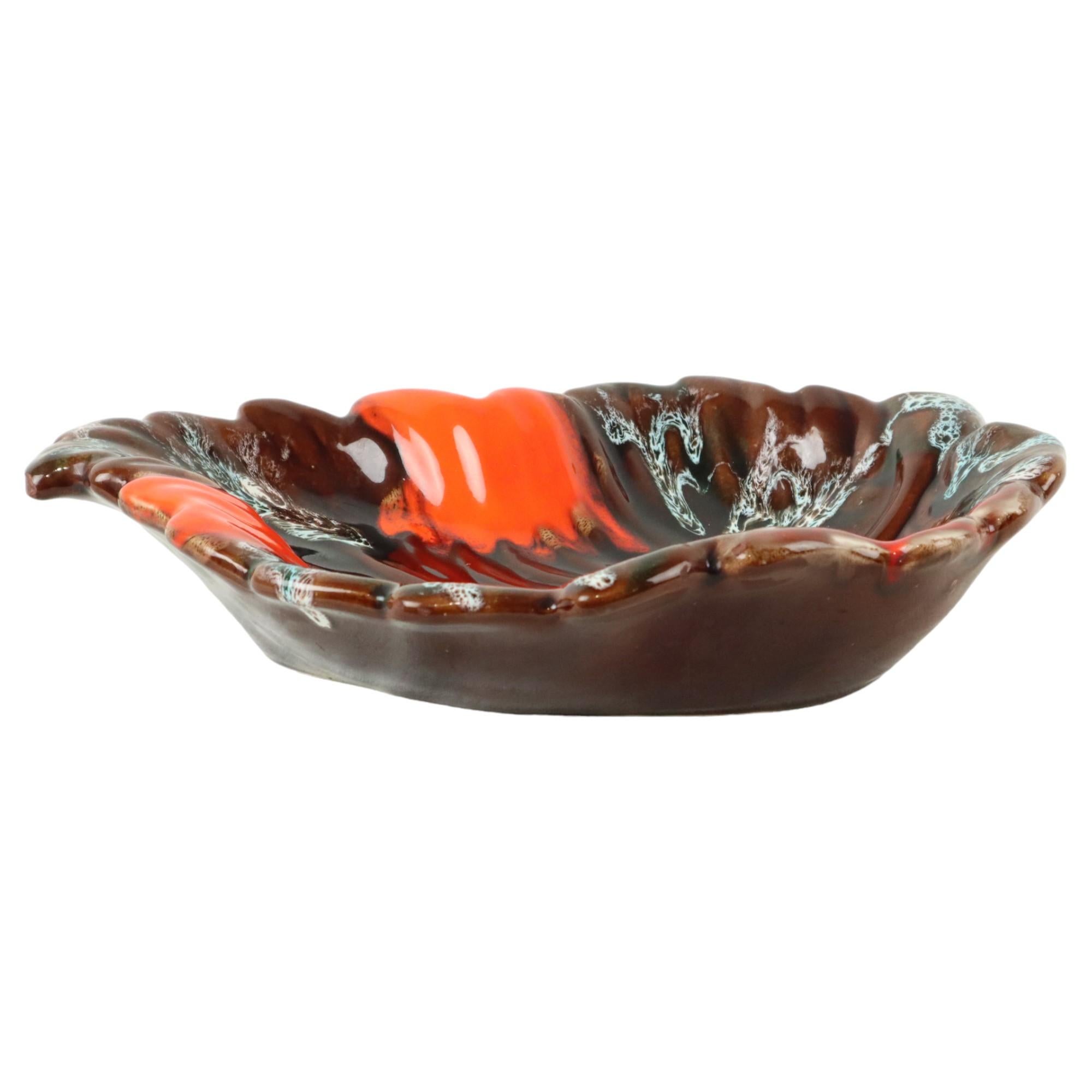 Piatto vintage o vide poche a forma di foglia, in ceramica smaltata multicolore, di Vallauris, Francia, anni '60-'70.

In buone condizioni ma usato, una scheggia dalla punta del piatto e alcune piccole schegge nello smalto, ma niente di
