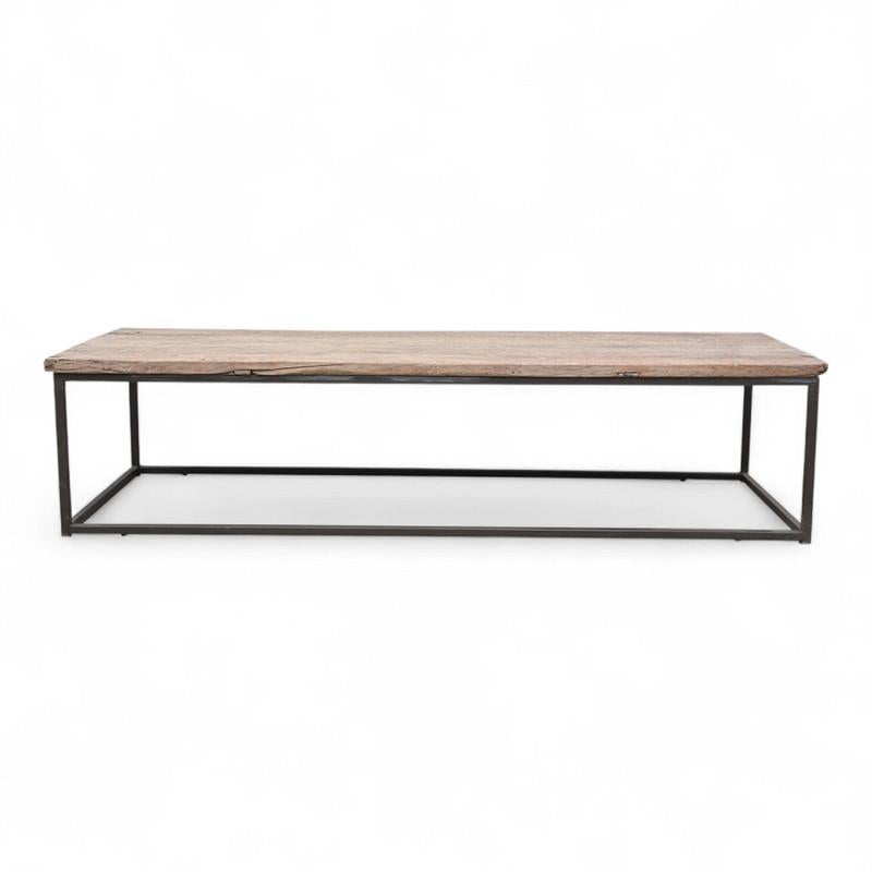 Fabriquée en bois fruitier massif de plus de 75 ans, cette table basse dégage un caractère tranquille et une beauté intemporelle. Le plateau de la table révèle une patine naturelle profonde développée au fil des décennies d'utilisation, mettant en