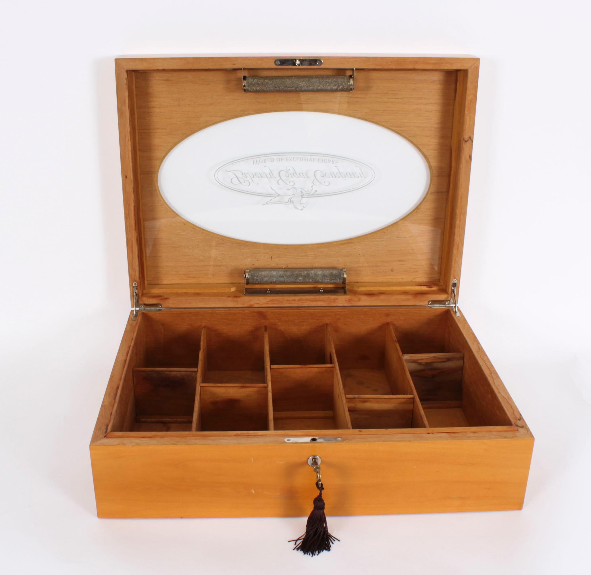 Vintage Fruitwood Display Humidor Mid 20th Century In Good Condition For Sale In London, GB