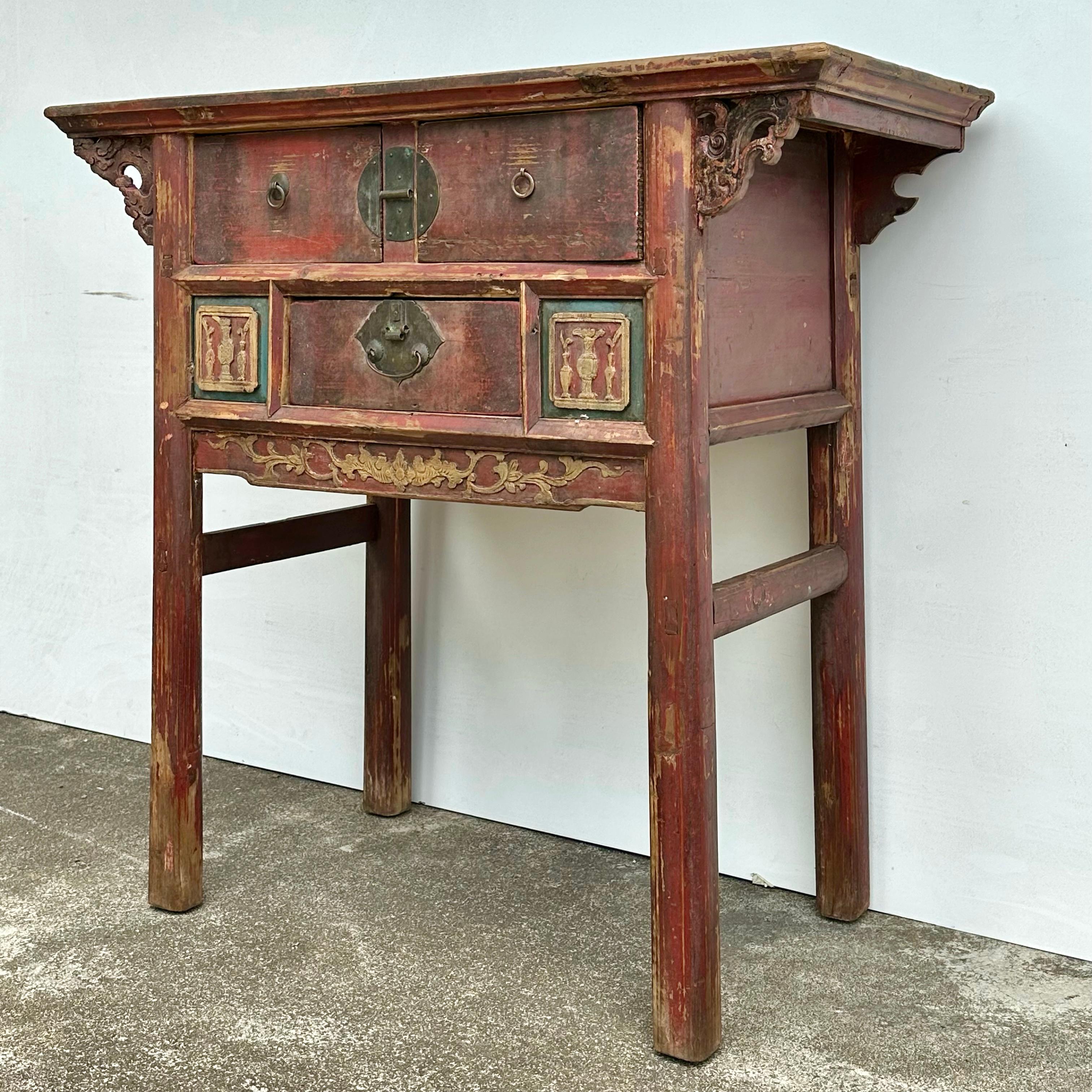 Ein alter Tannenholztisch aus der Provinz Fujian mit sehr schöner Originalfarbe und Patina. Die Messingbeschläge an diesem Tisch sind original, es fehlt eine runde Rückwand an der rechten Schublade, die aber auf Wunsch ersetzt werden kann. Der