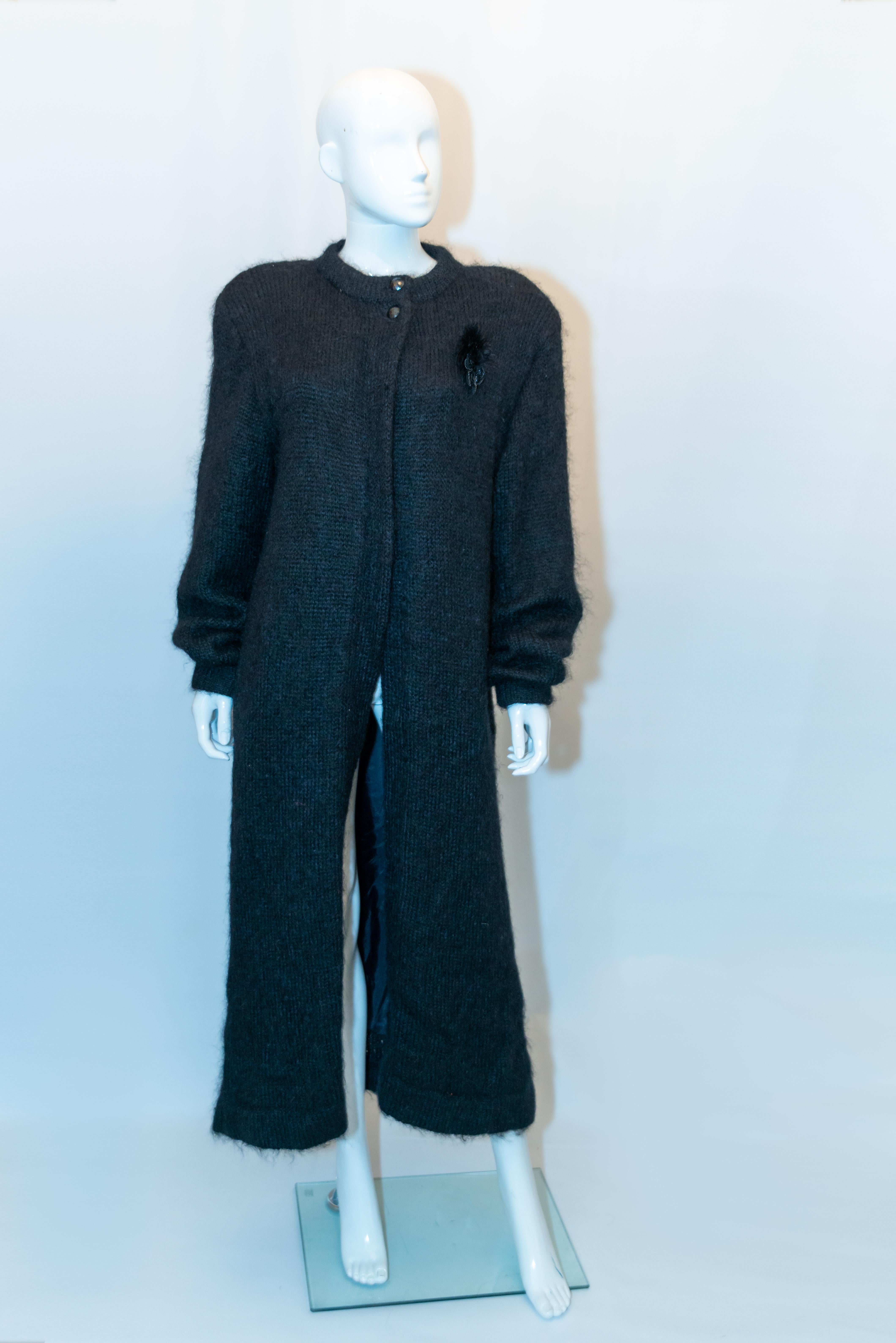 Ein wunderschöner Vintage-Mohair-Mantel für drinnen und draußen. Der Mantel ist lang und vollständig gefüttert  mit kleinen Schulterpolstern (können abgenommen werden) und einer Tasche auf jeder Seite. 
Maße: Büste bis zu 40'', Länge 54''
