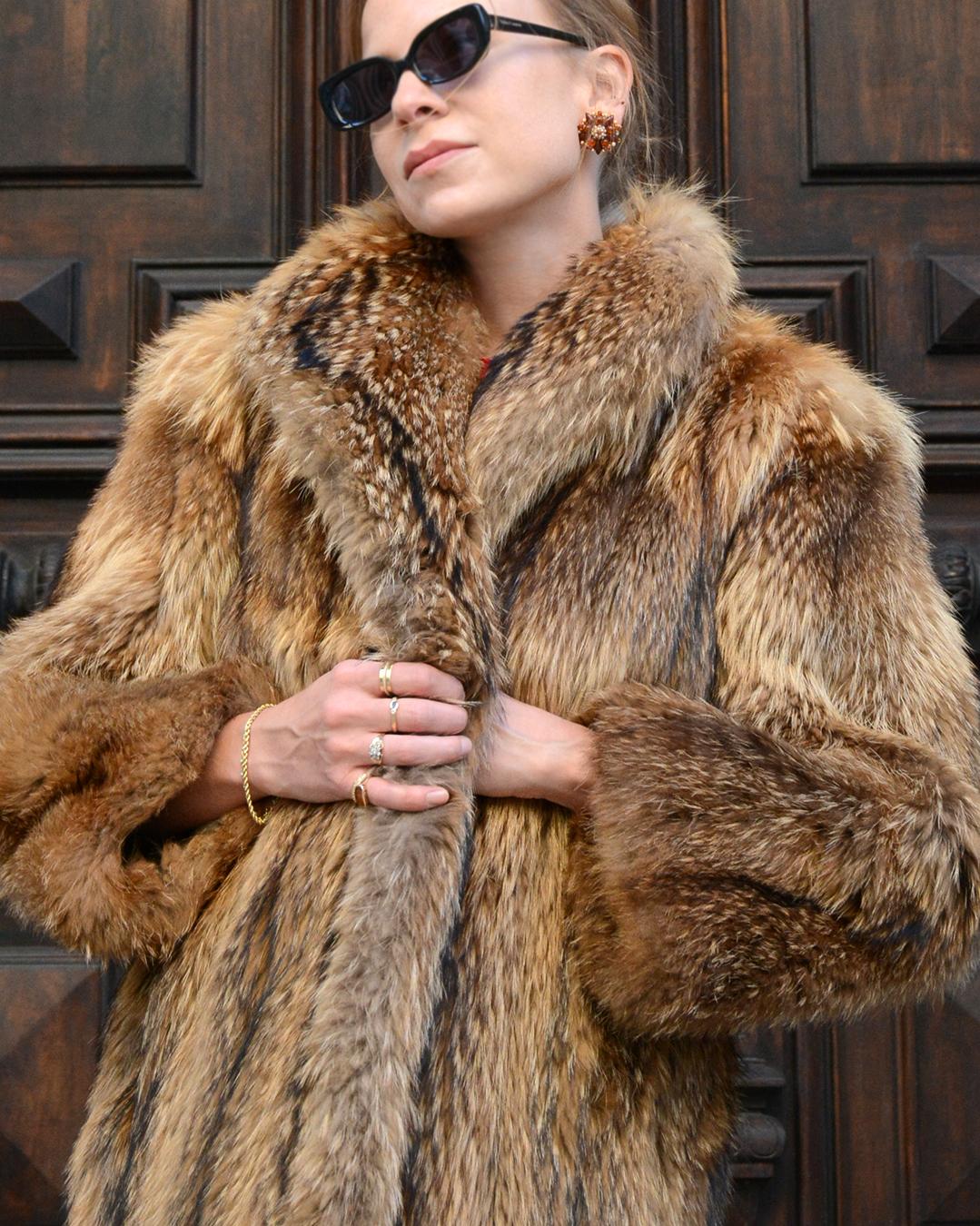 Manteau long vintage Tanuki en fourrure de raton laveur Excellent état à New York, NY
