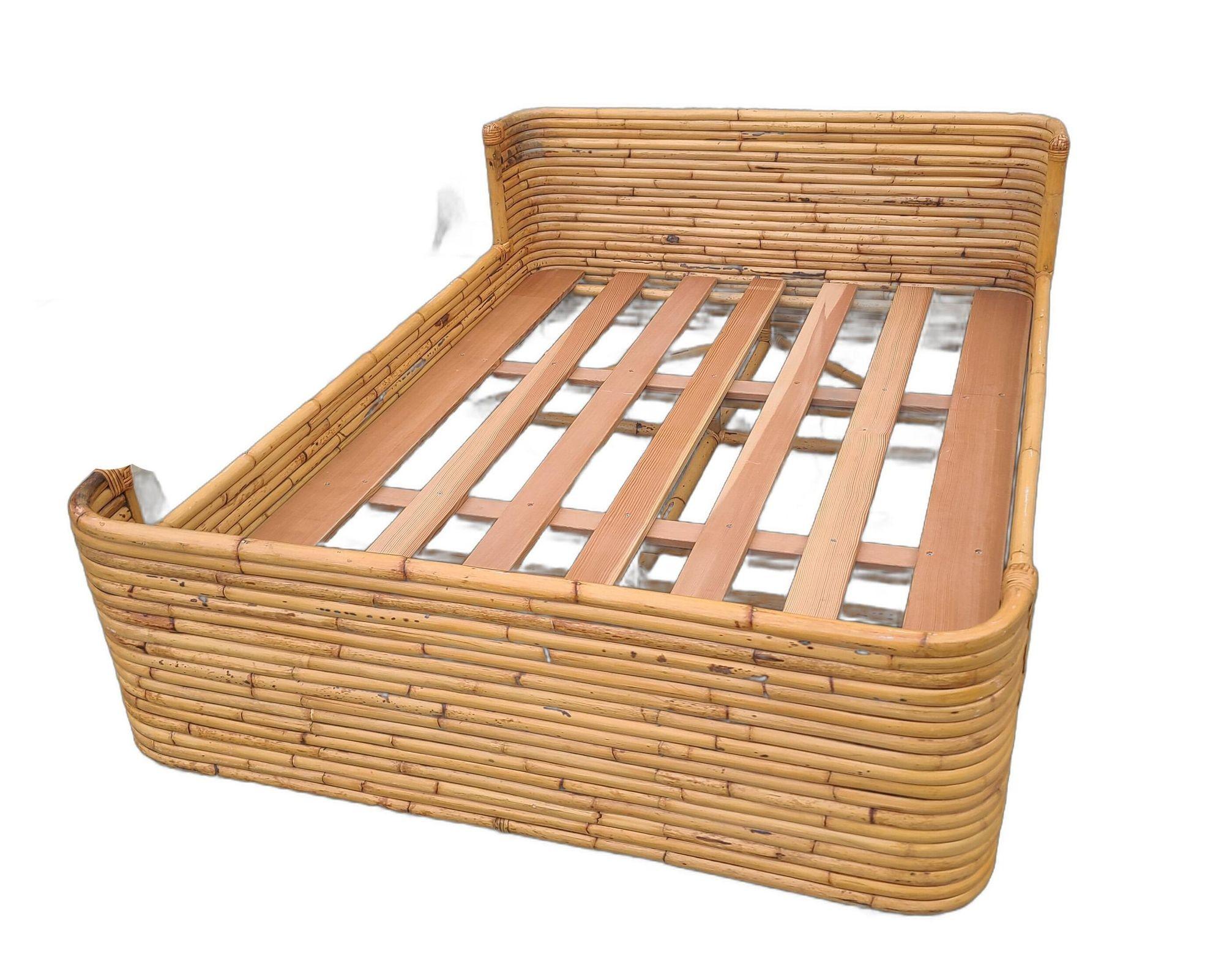 Ce cadre de lit de taille normale a été fabriqué par Seven Seas Rattan Company (1938 à 2011) dans les années 1950. Il se compose d'une base en rotin empilée avec un cadre de lit en rotin empilé et peut accueillir un matelas américain de taille