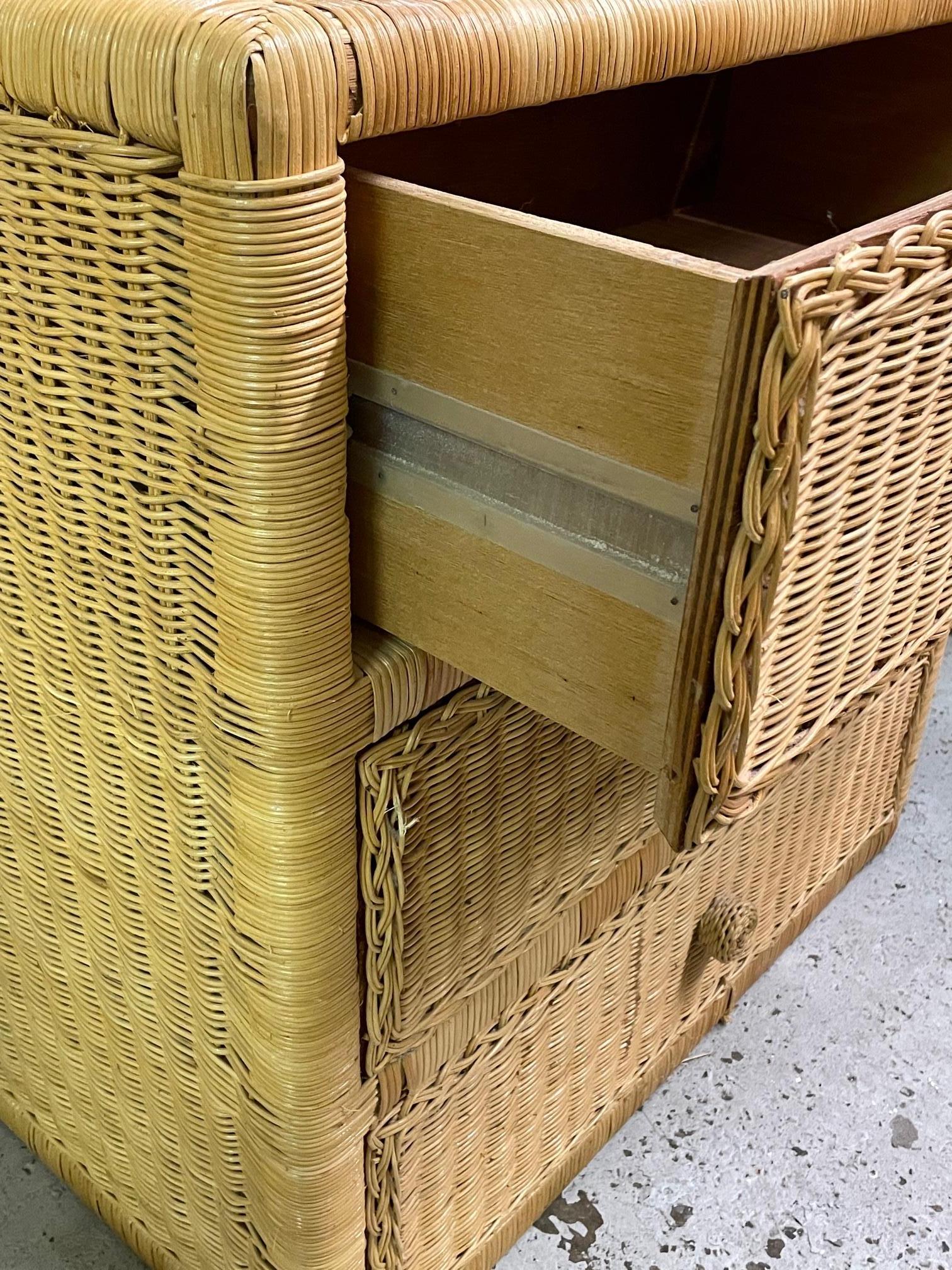 Osier Vieille commode triple en osier