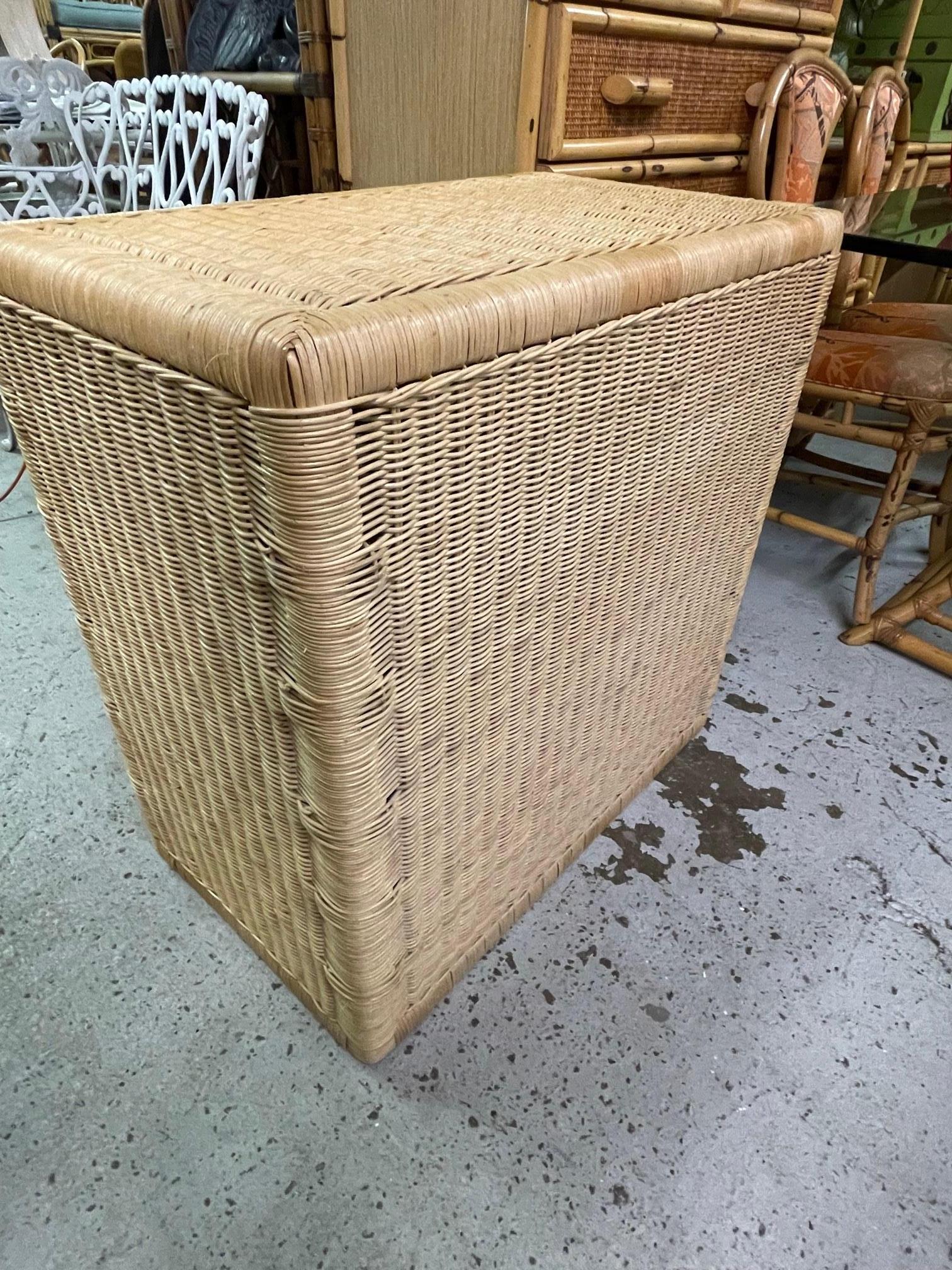 Vieille commode triple en osier 1