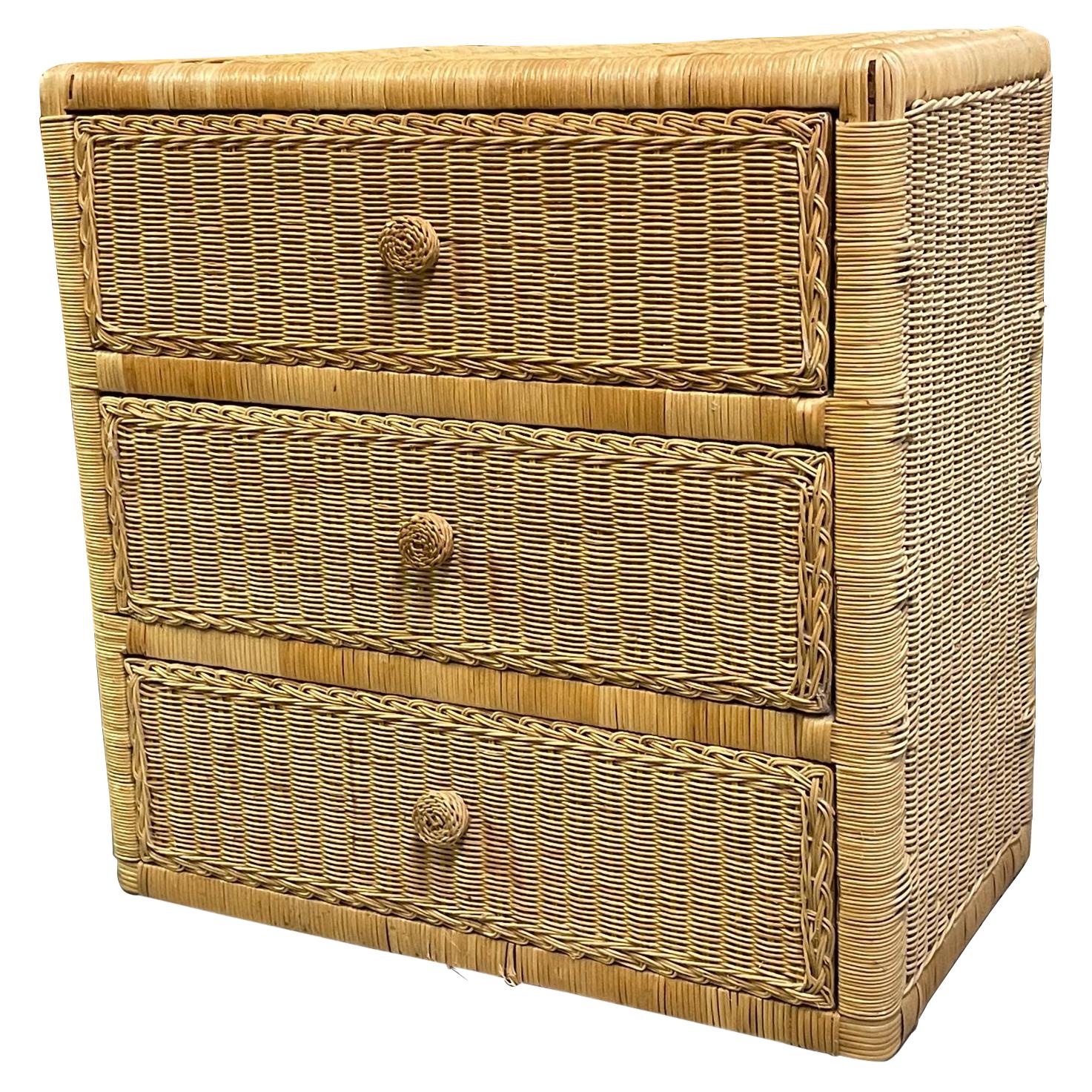 Vieille commode triple en osier