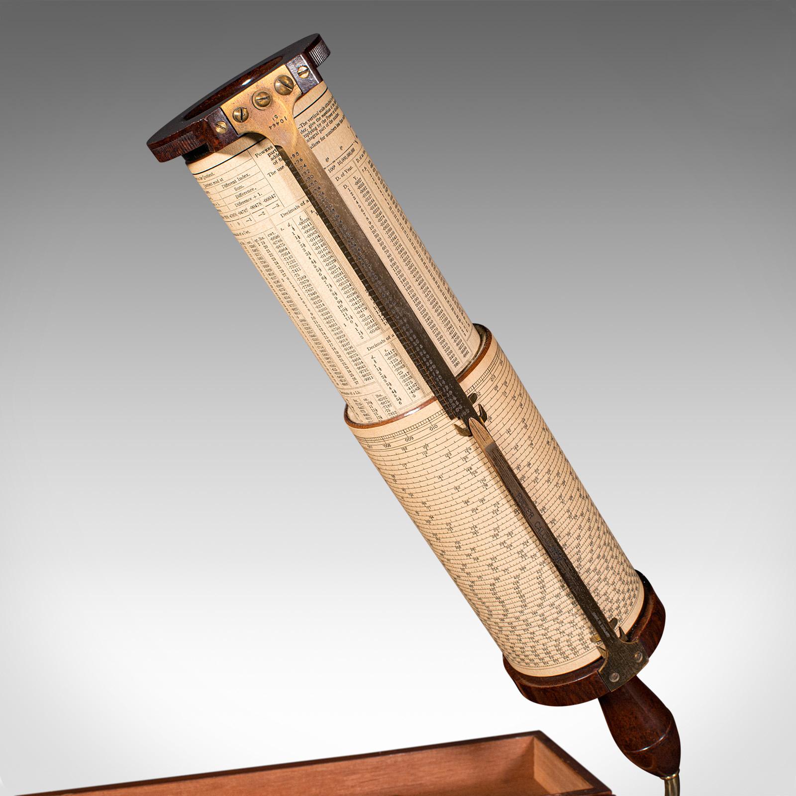 Dies ist ein Vintage Fuller's Calculator. Ein englisches mathematisches Instrument mit Bakelit- und Messinggehäuse von Stanley of London, aus der Mitte des 20. Jahrhunderts, um 1950.

Wunderschönes Beispiel für eine zylindrische Rechenmaschine
Zeigt