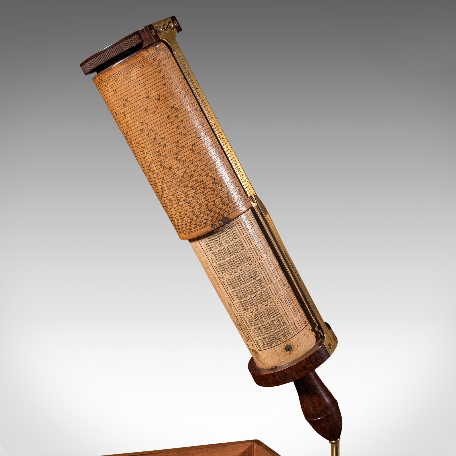 Dies ist ein Vintage Fuller's Calculator. Ein englisches wissenschaftliches Instrument mit Bakelit- und Walnussgehäuse von Stanley of London aus der Mitte des 20. Jahrhunderts, um 1950.

Hochwertiges mathematisches Instrument von größtem