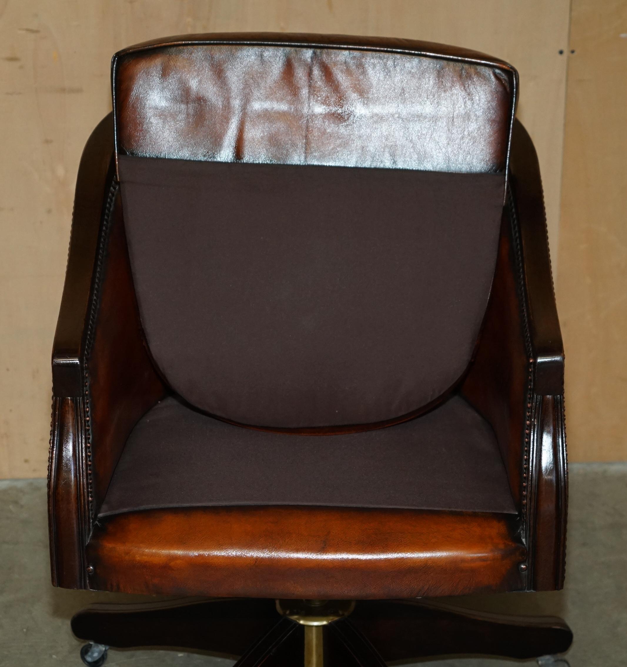 Vintage By è una poltrona per direttori completamente restaurata in pelle marrone con schienale a botte. in vendita 2
