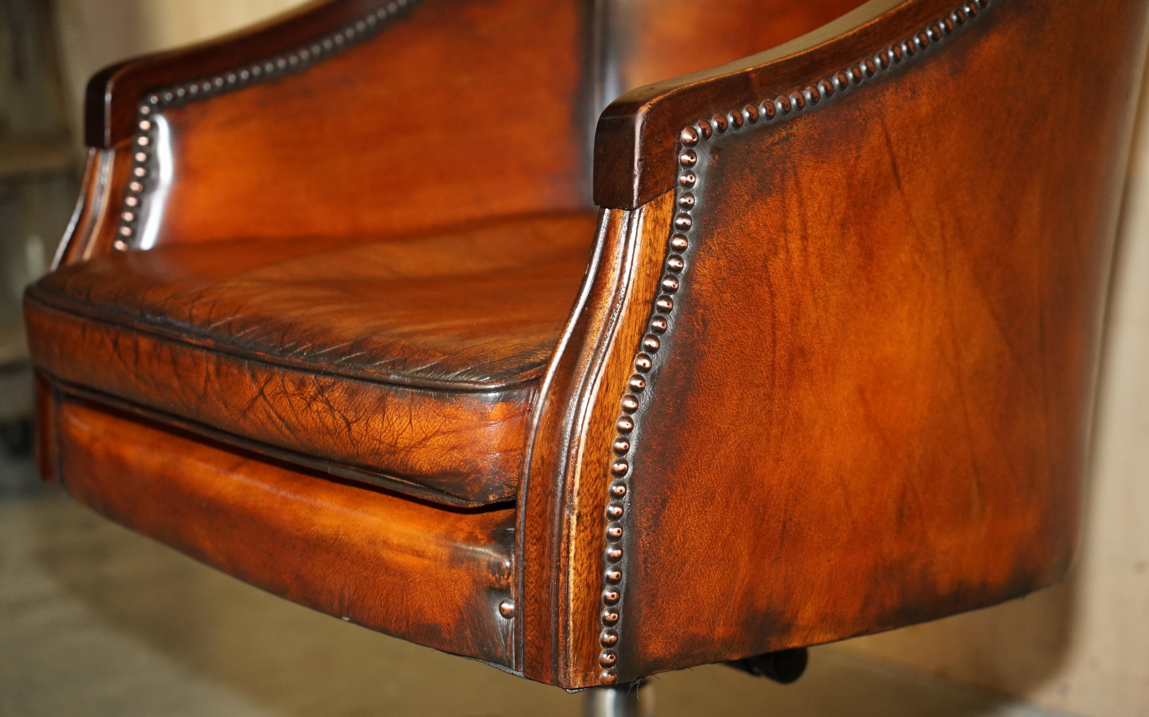 Vintage By è una poltrona per direttori completamente restaurata in pelle marrone con schienale a botte. in vendita 3
