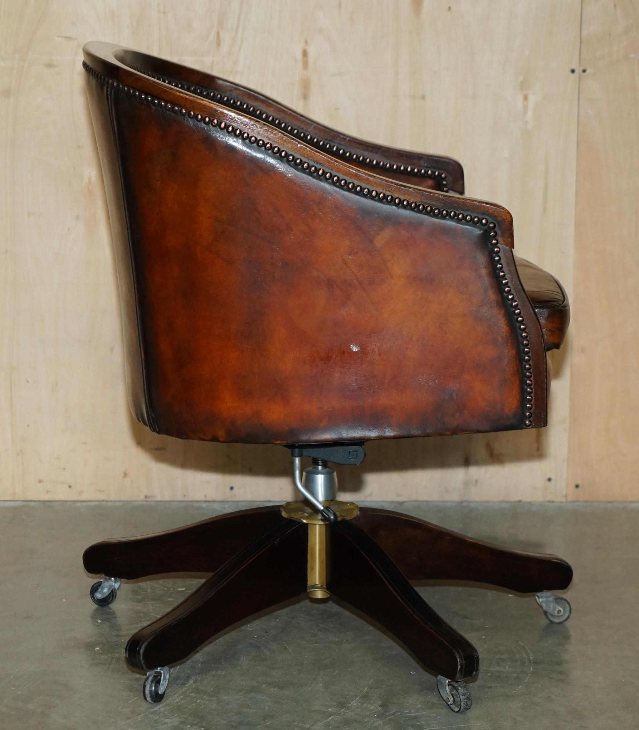 Vintage By è una poltrona per direttori completamente restaurata in pelle marrone con schienale a botte. in vendita 4